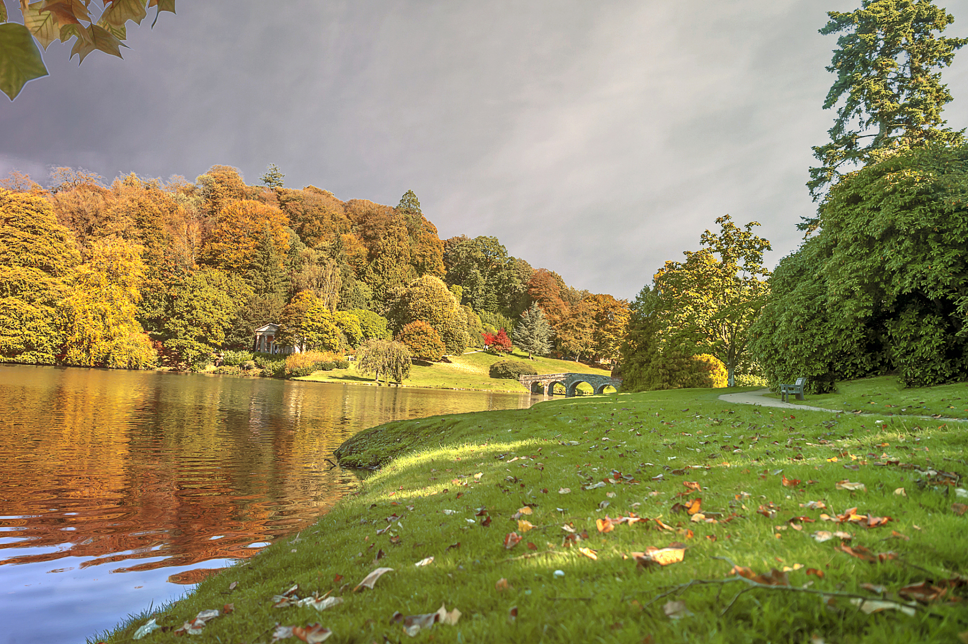 有时候,当我们透过镜头观察世界的时候,我们并不仅仅看到画面中的景物