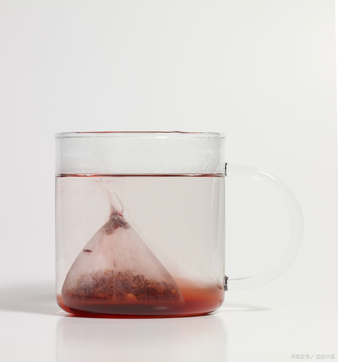 妻子对丈夫说:"我想把妈接来住,嫂子总跟她闹别扭,实在看不下去了