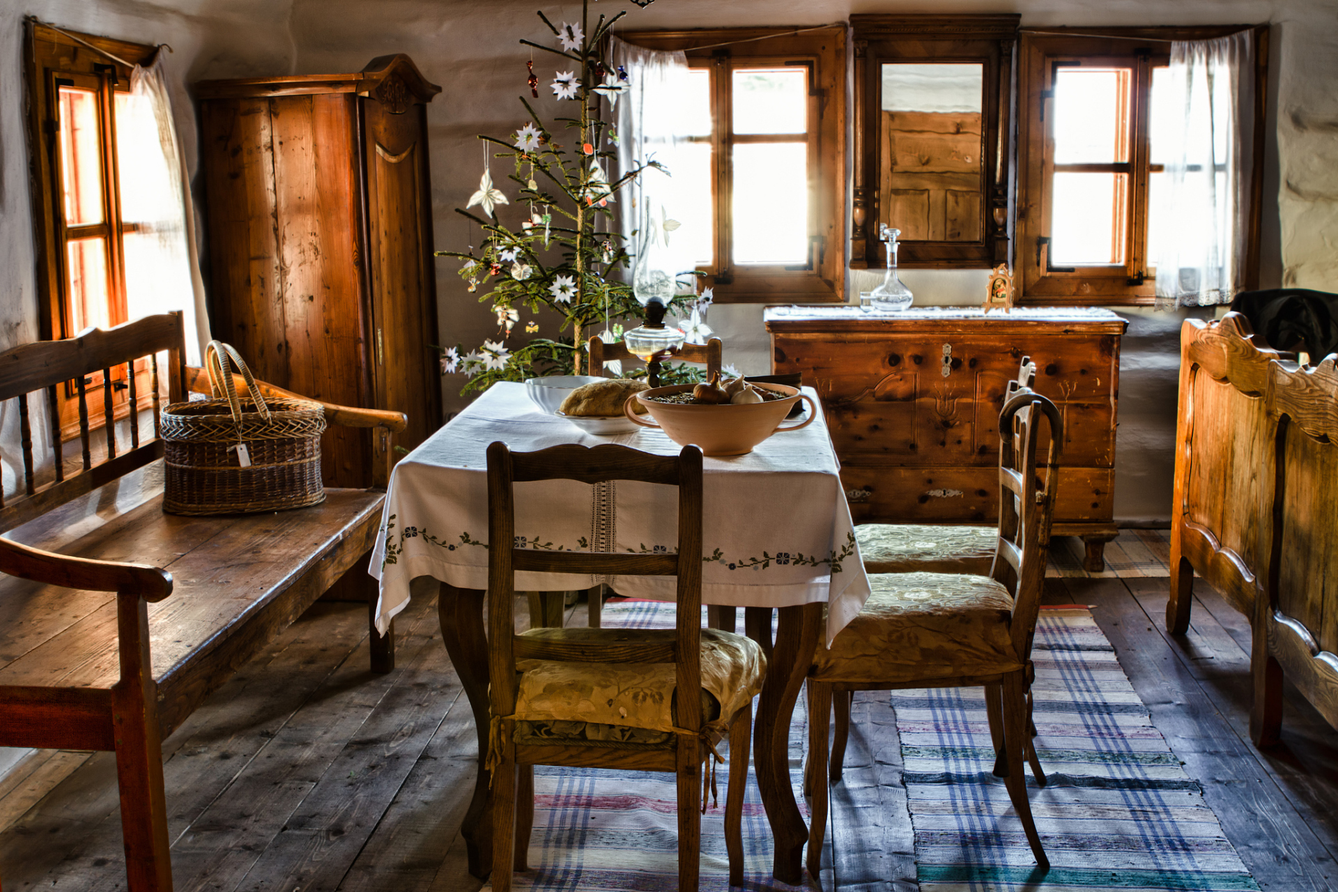 复古风格的室内装饰给人一种时光倒流的感觉,让人仿佛置身于过去的