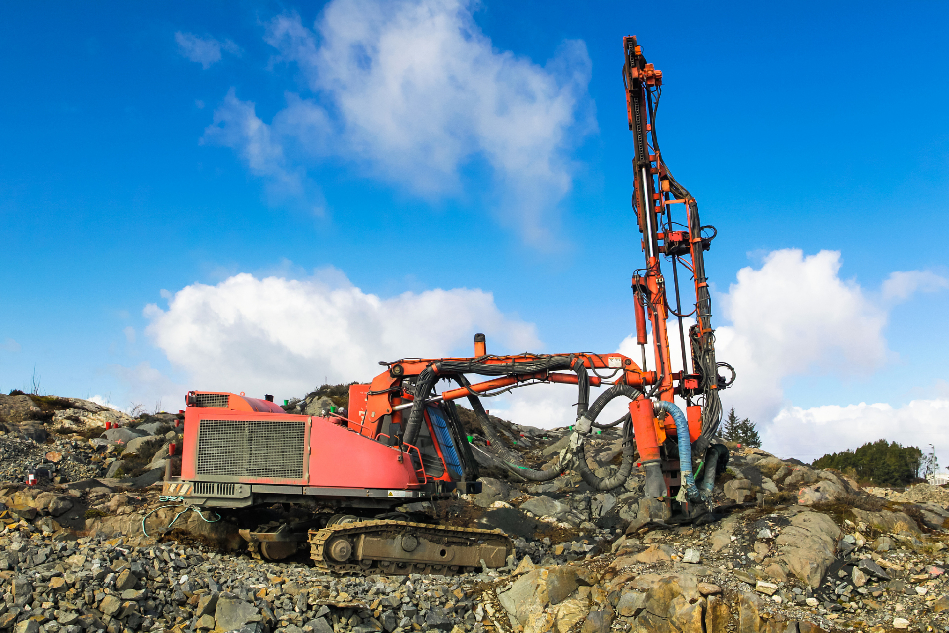 台车矿山凿岩机是矿山开采的关键设备,铁建重工和徐工等品牌性能稳定