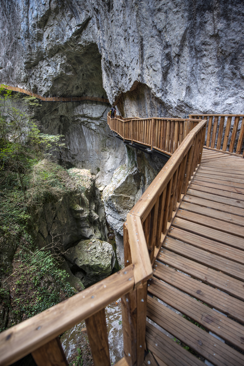 方洞栈道,位于灵岩景区西面,是一处惊险非常的旅游胜地.