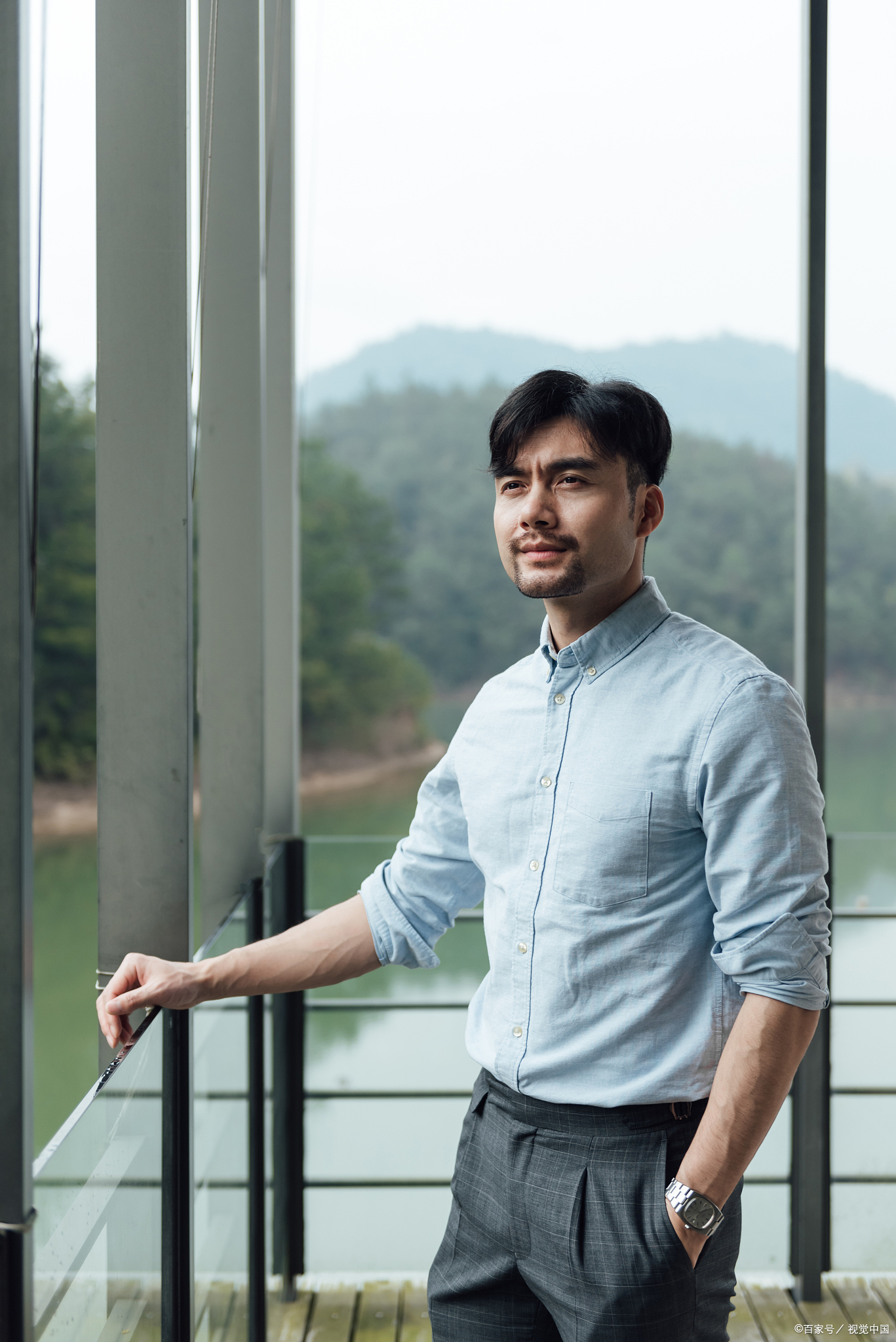 成熟稳重,经济独立,情感细腻,契合部分女性心理需求.