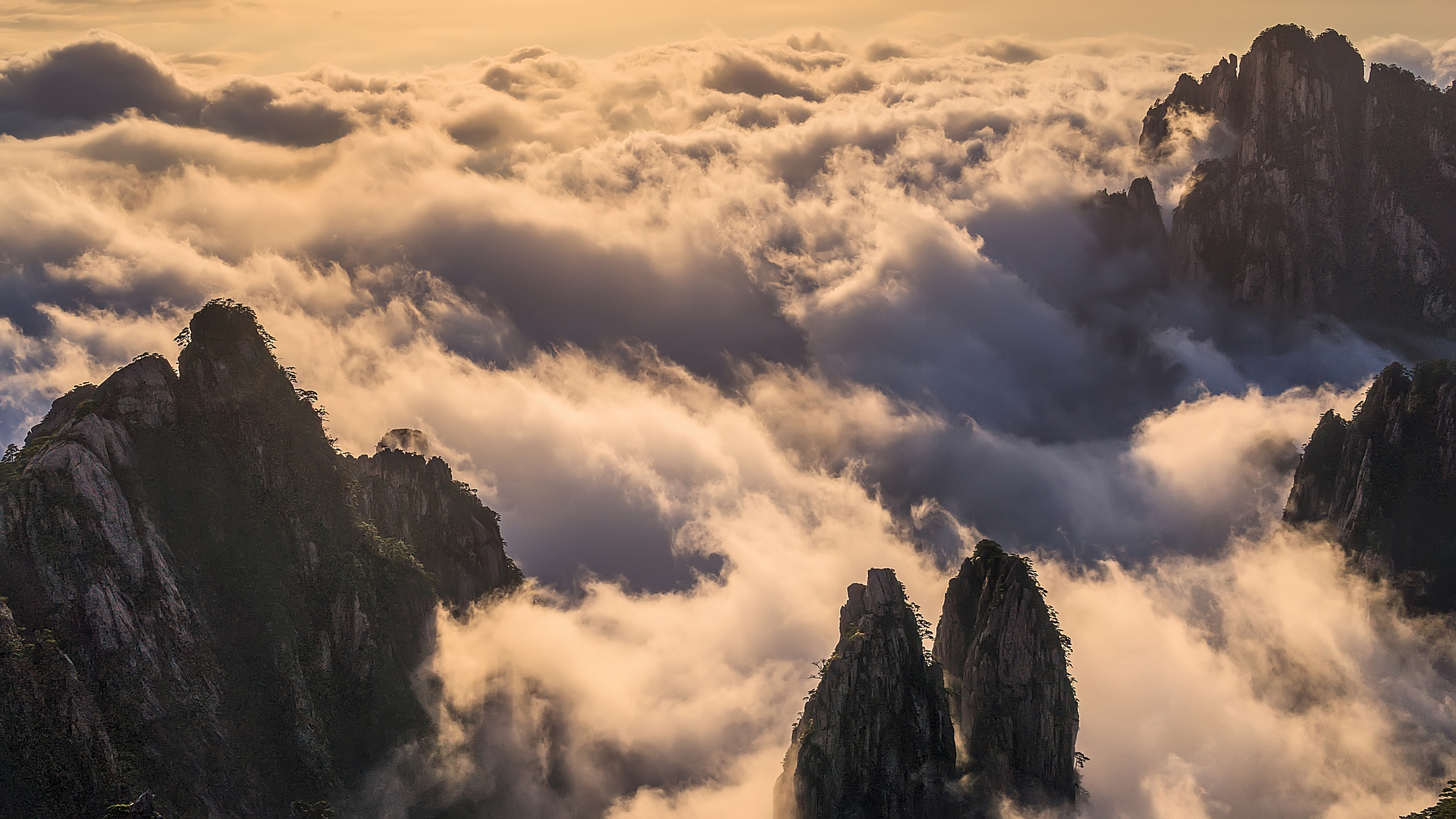 其中,黄山云海是最为壮观的自然奇观之一,给人们留下了深刻的印象.