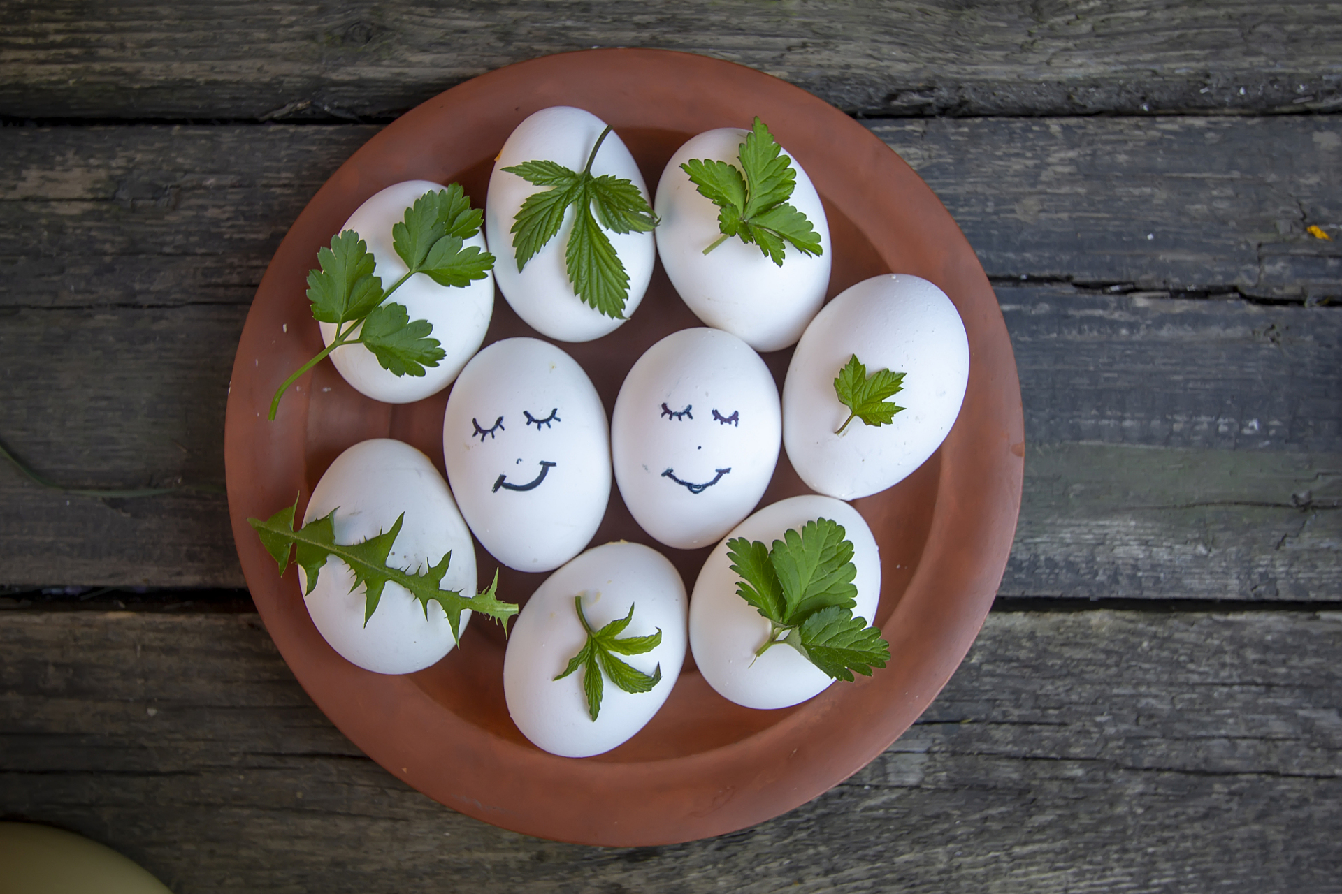 清明吃鸡蛋,称为吃"节蛋".