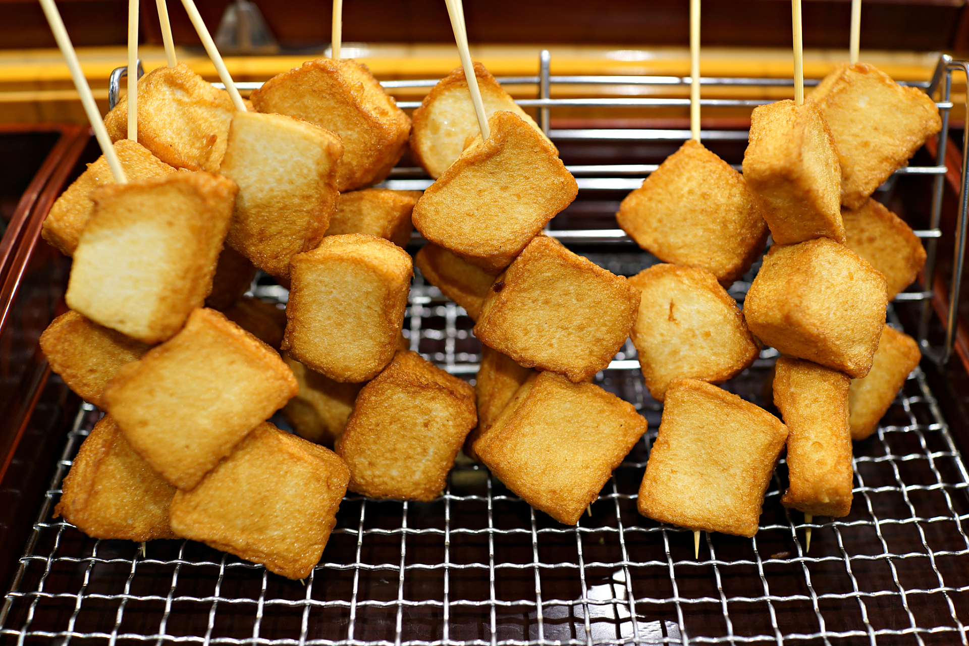 烤馒头丁是一种非常简单易做的小吃,口感香脆,适合作为下午茶点心或者