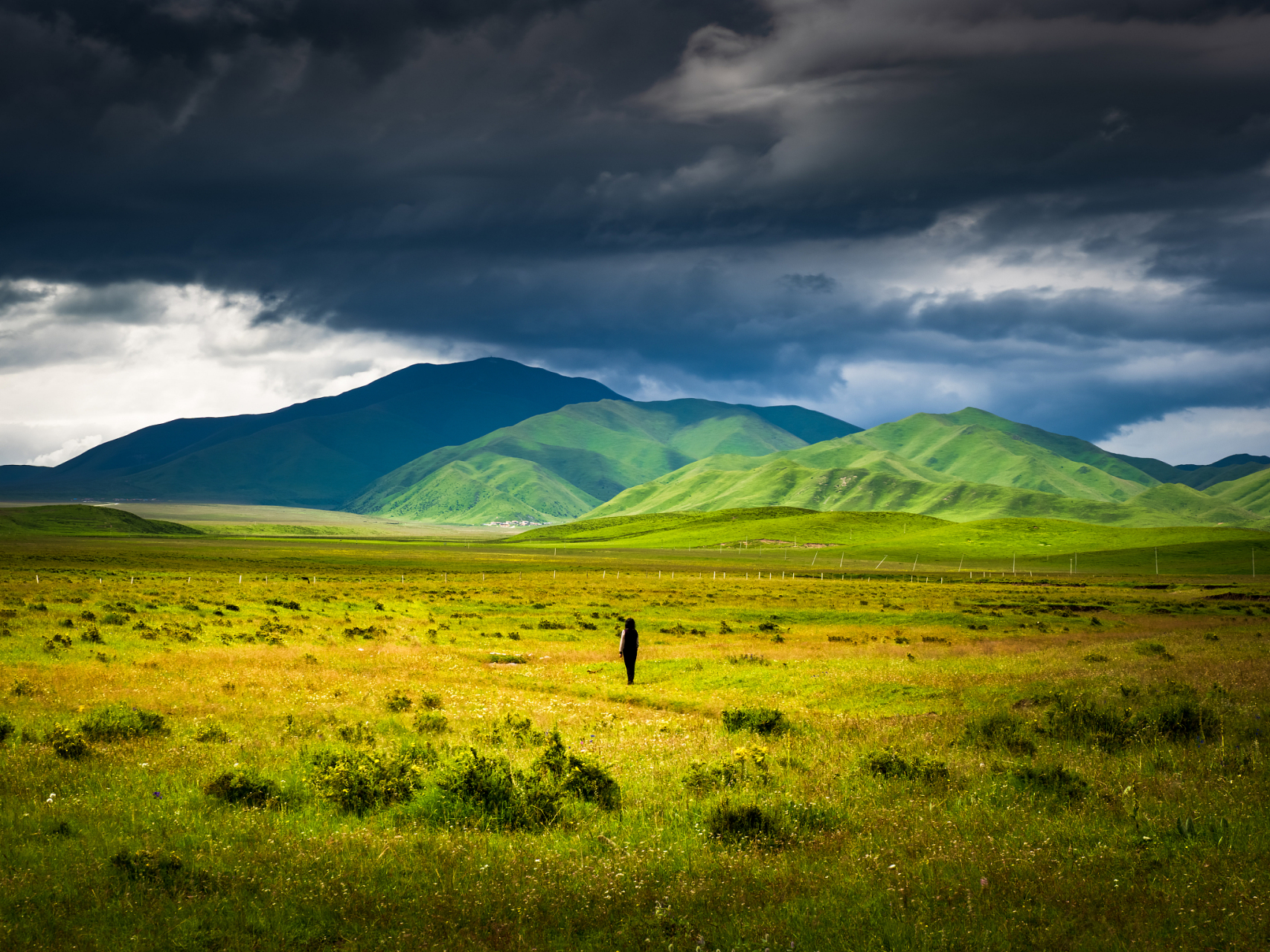坐落在三江流域的高山深谷之间,是一片宽广开阔,风景秀丽的高寒草原