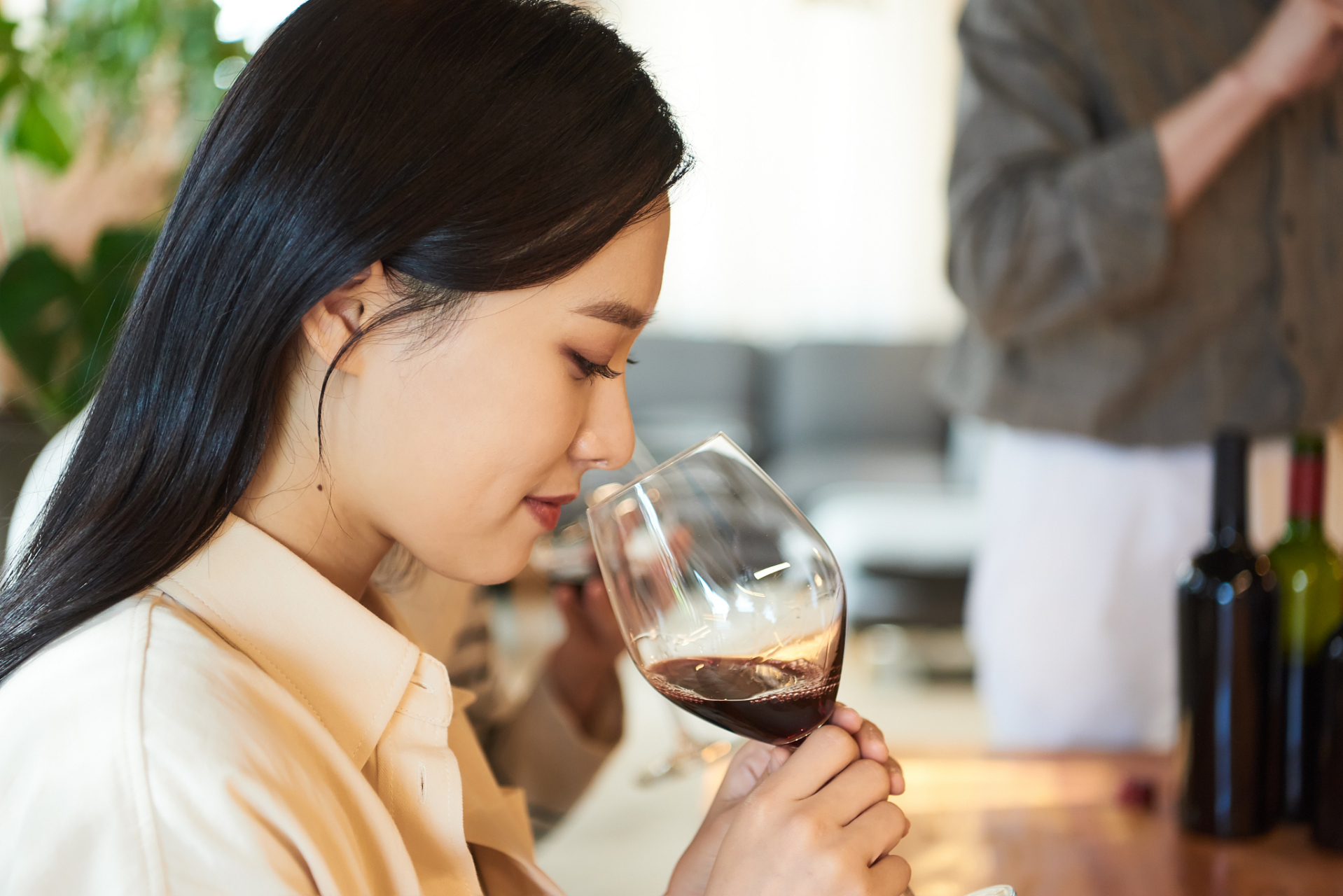 气质女人喝红酒图片图片