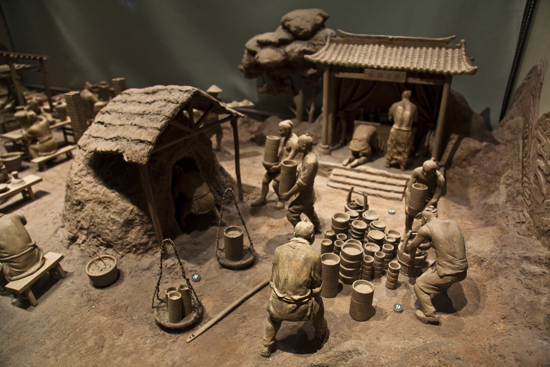 济南泥塑是济南民间传统的一种雕塑工艺,泥塑的基本用料——泥土需