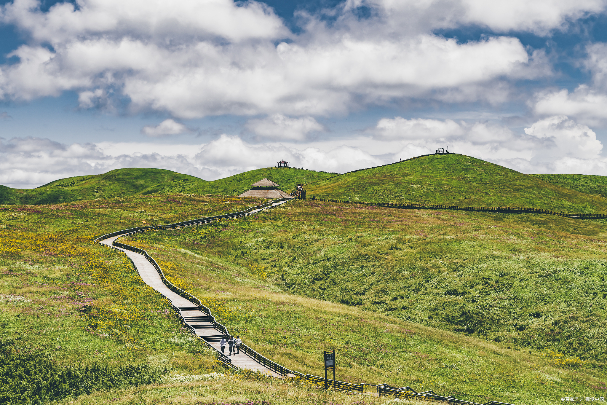 俯瞰着赫章县与威宁县的广袤区域,其壮丽景石柱千野草场千野草场秋天