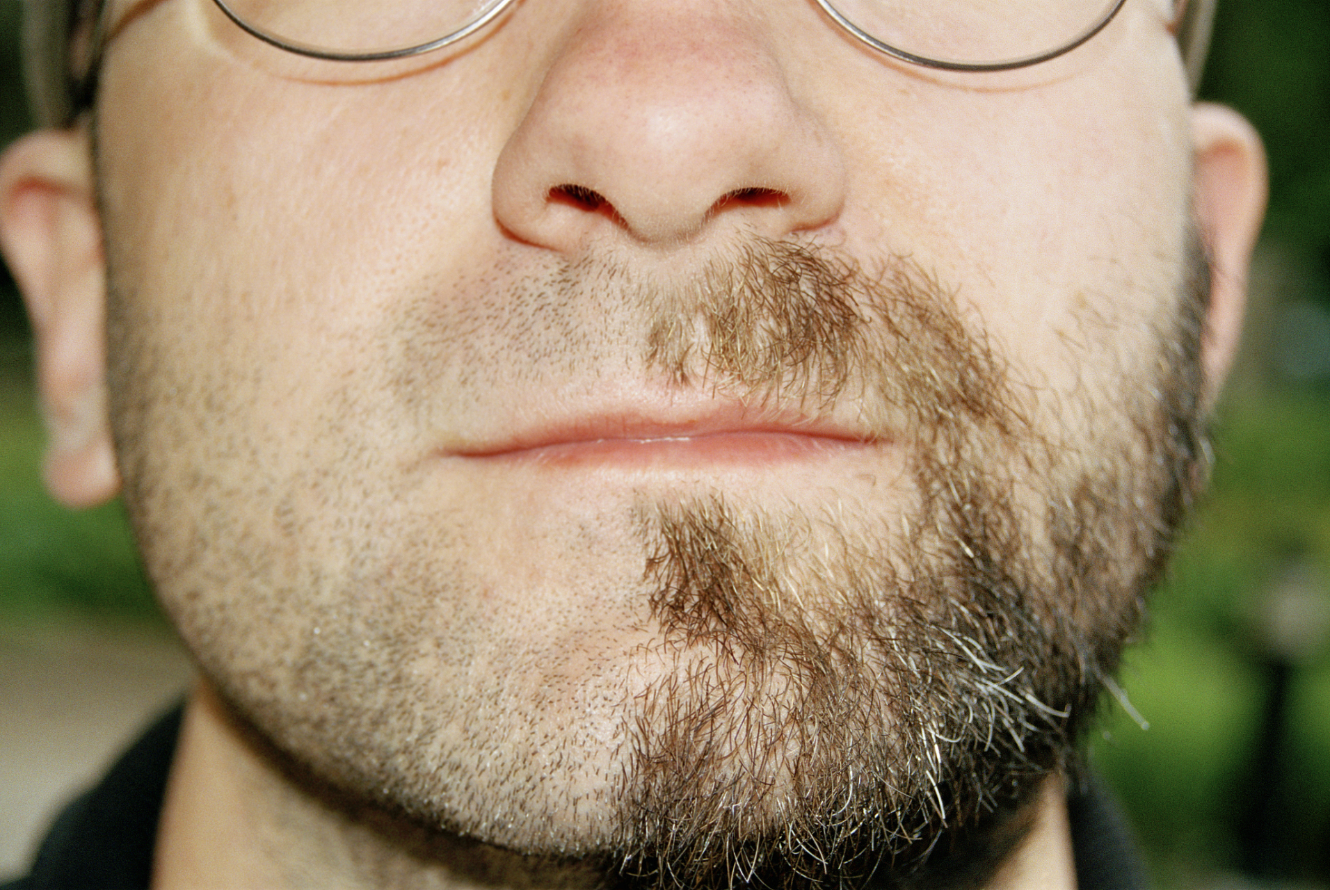 相信我们有的男生也会有胡子胡青的困扰,不喜欢这种胡子拉碴的,给人