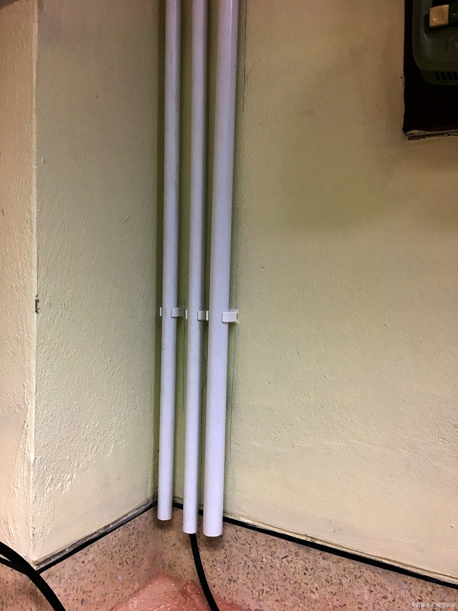 明装电线用线槽好还是线管好?明装电线怎么装饰美观?