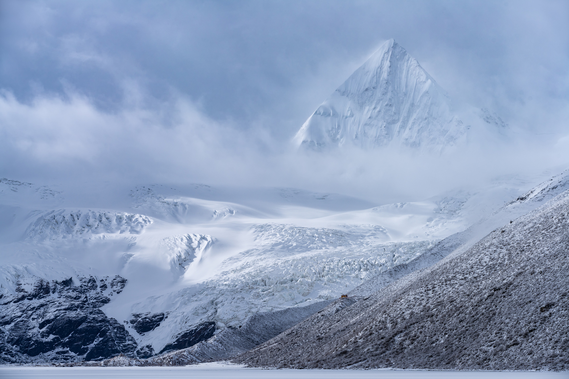 亚拉雪山矗立在天地之间,雄伟而神秘.
