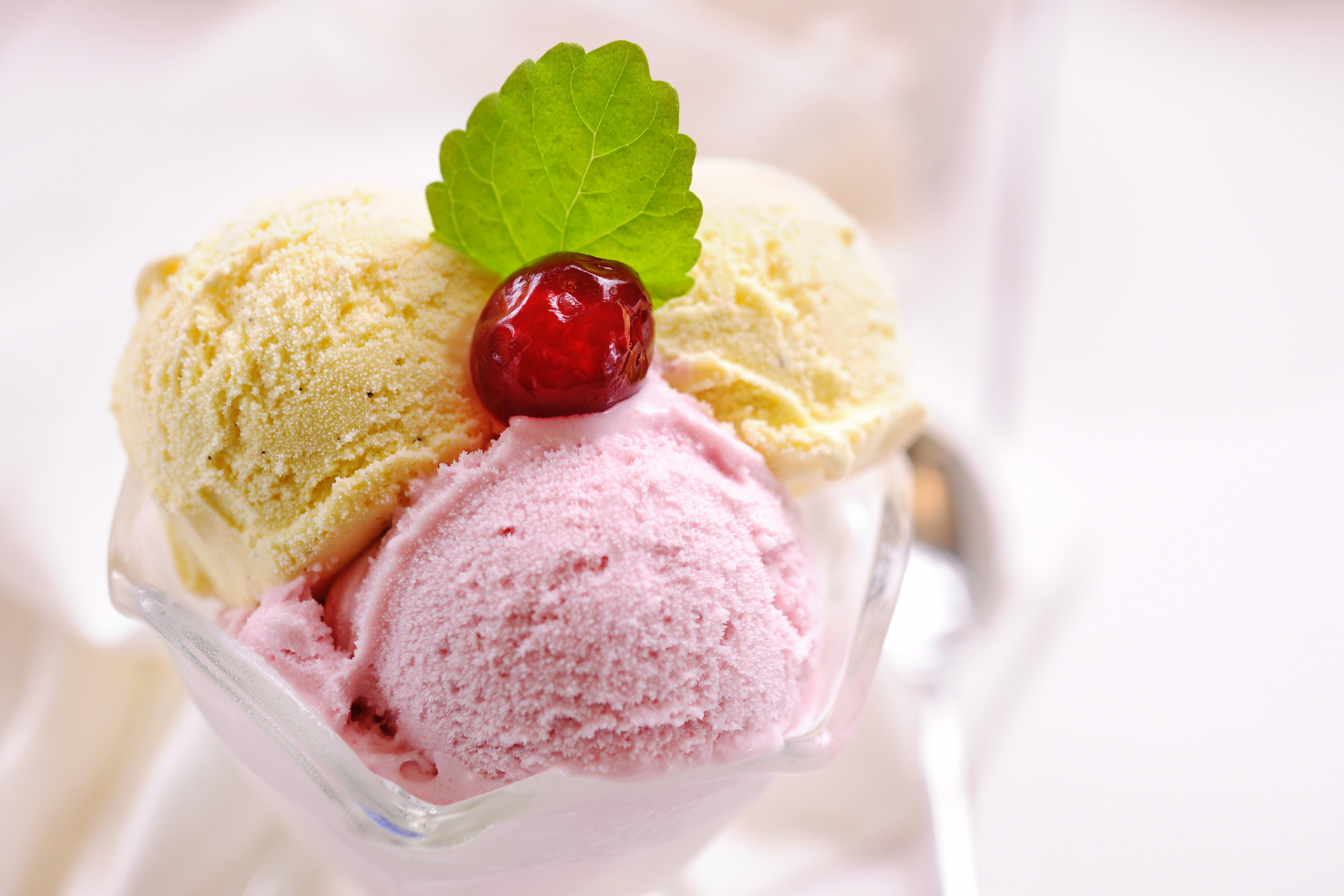 夏天到了,教你在家自制冰激凌. 食材:4个鸡蛋,2袋纯牛奶,80克白糖.