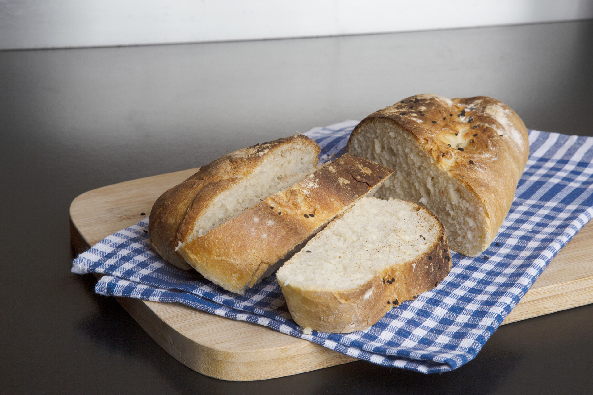 法棍面包 (baguette) 描述:法棍是法国人的主食之一,以其酥脆的外皮