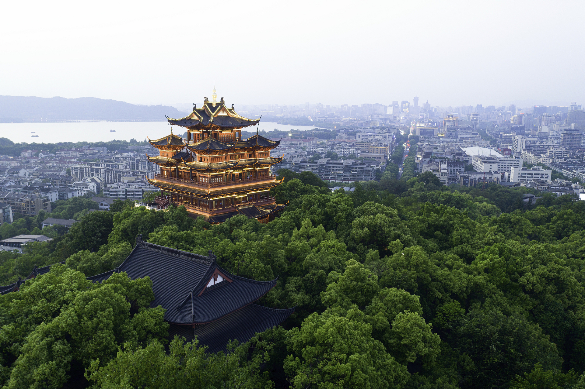 岳阳楼.作为岳阳的标志性建筑,岳阳楼是中国古代建筑的杰出代表之一.