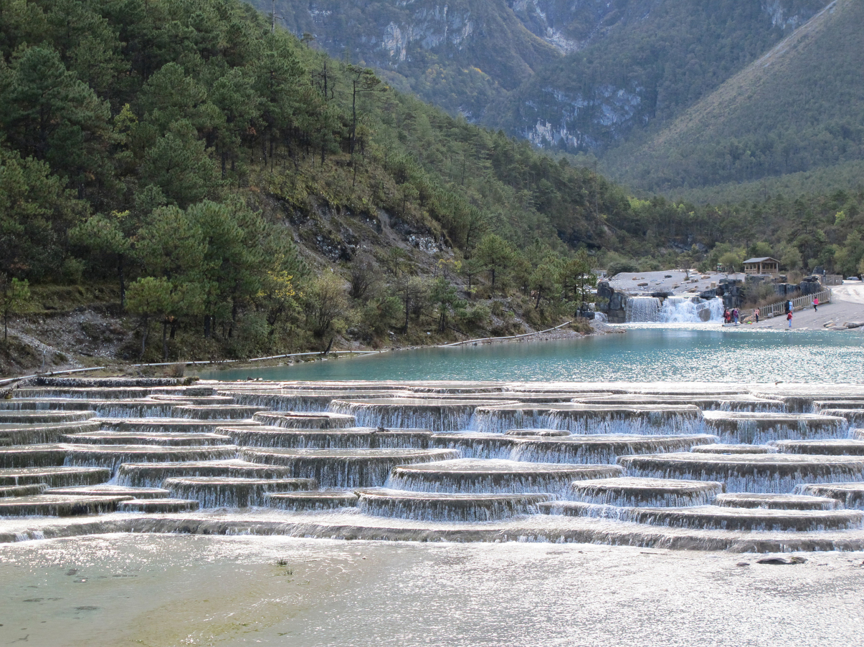 白水台景区介绍|白水台位于哈巴雪山麓,香格里拉县城东南的三坝乡白地