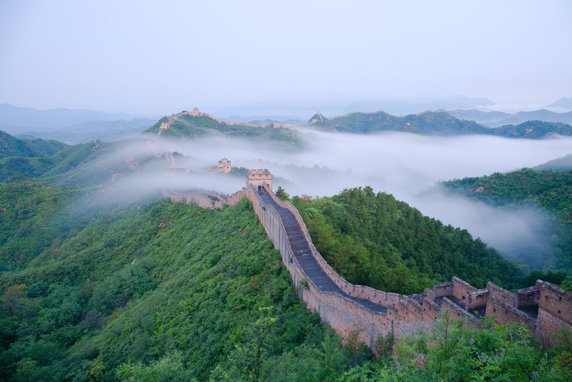 在北京这座古老的城市,有一道历经沧桑,雄伟壮丽的建筑,那就是长城