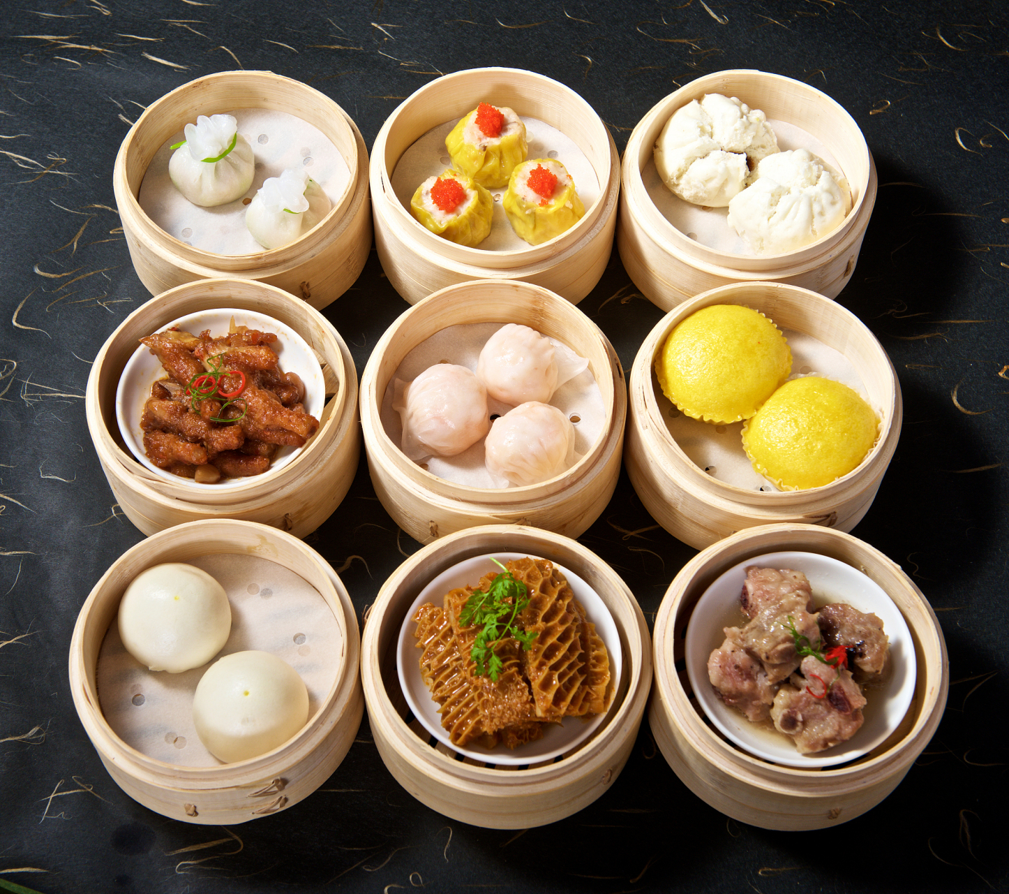广东早茶是广东特色饮食风俗,起源于南方沿海渔村,经改良后成为大众