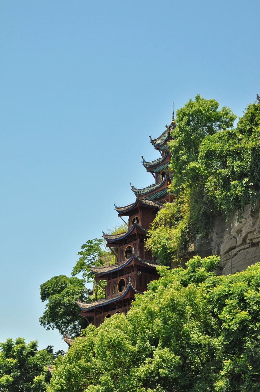 在重庆的忠县,有一个景点名为石宝寨,被称之为世界八大奇异建筑之一