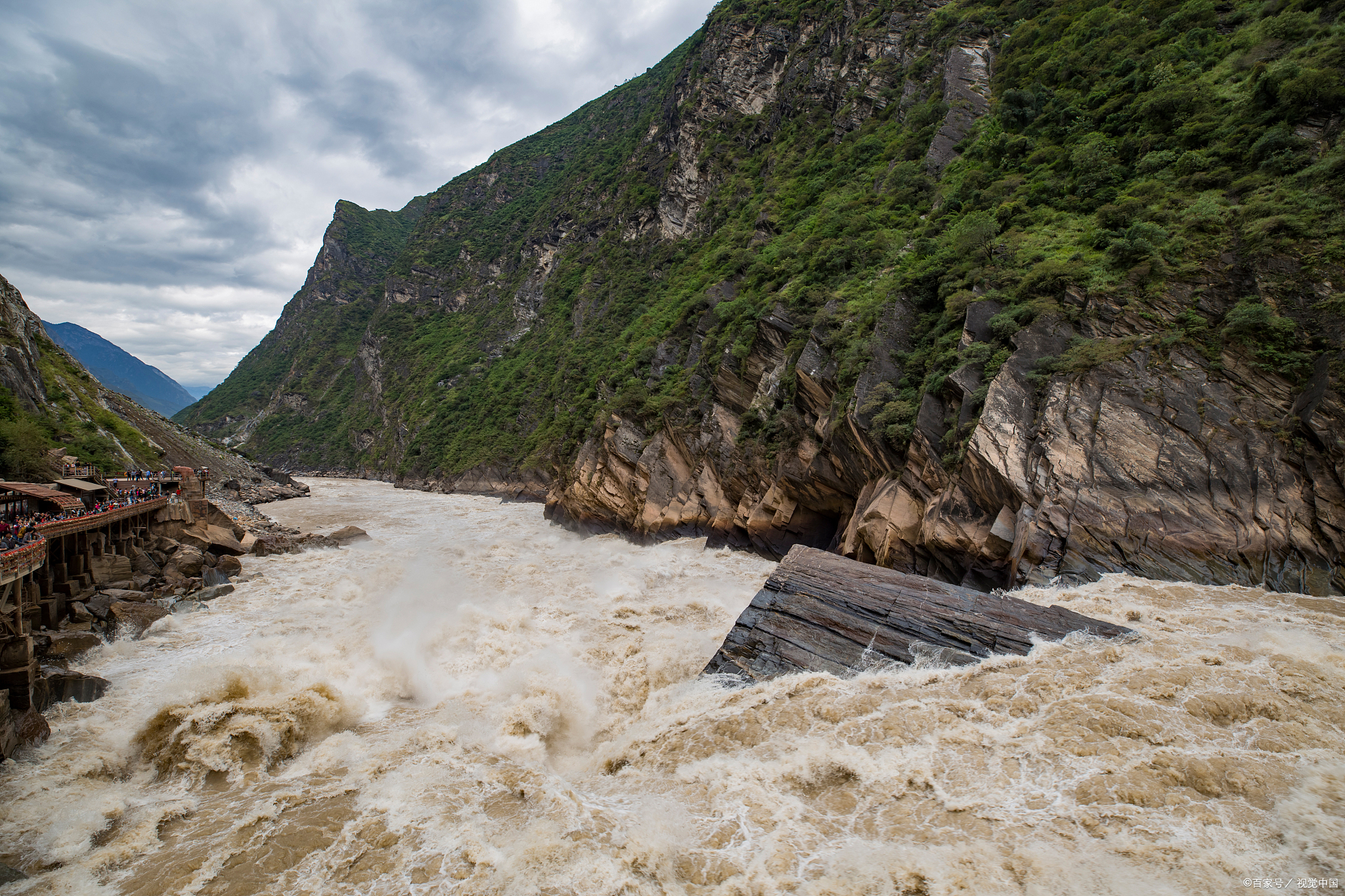 以下是一些金沙江旅游景点的介绍: - **金沙江第一湾**:又名月亮湾