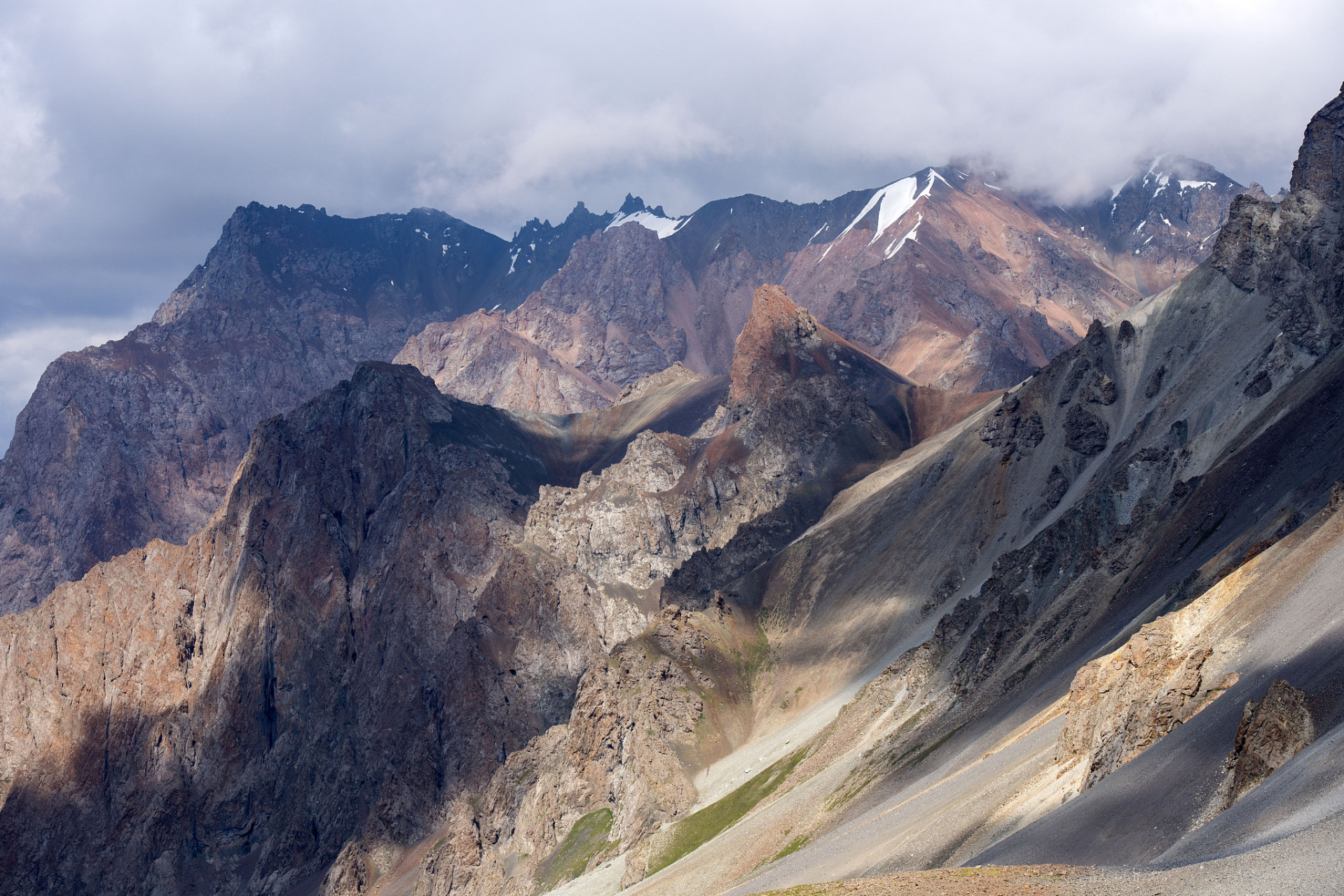 贺兰山简介|贺兰山是中国西北第一大南北走向的山脉,根属阴山山系,它
