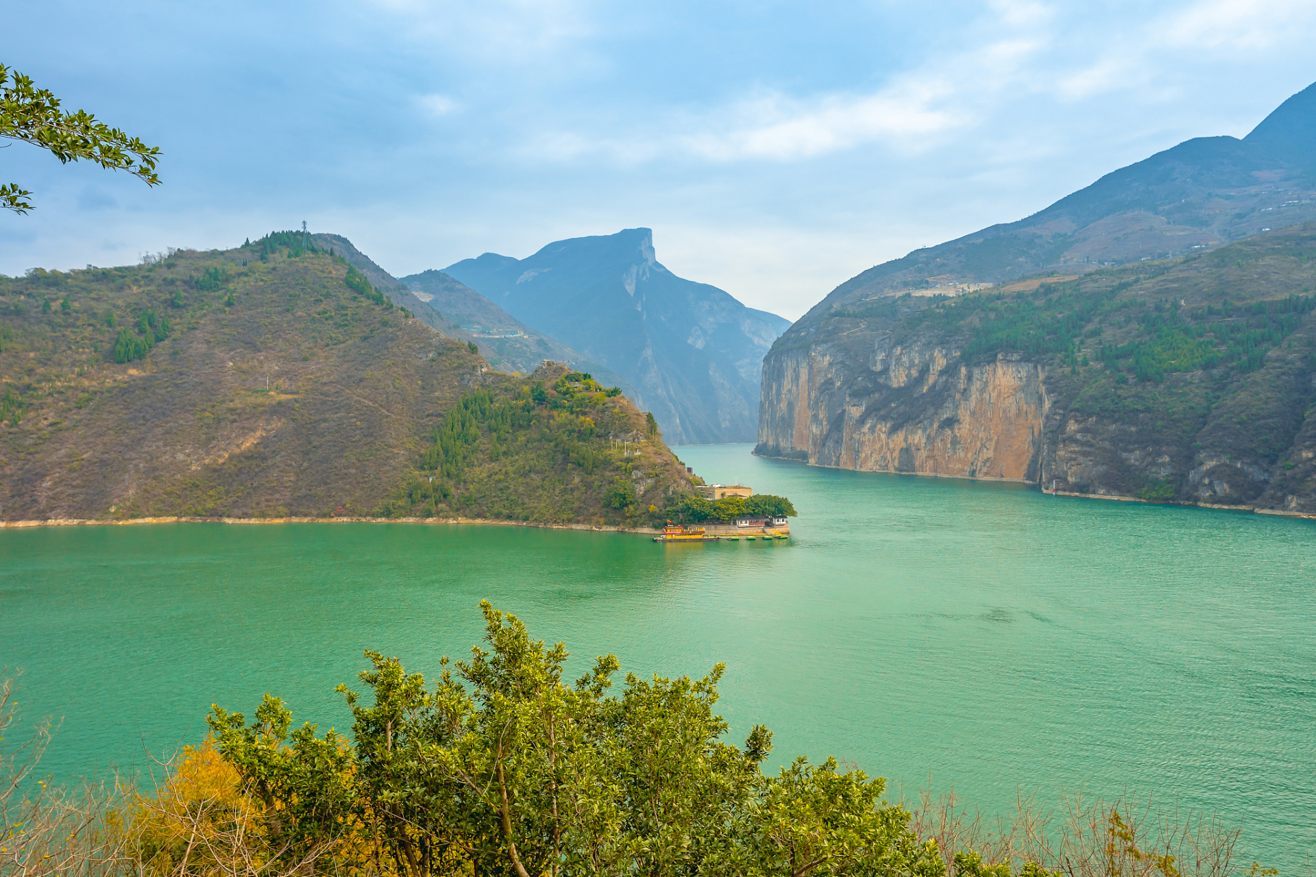 白帝城位于什么地方  白帝城位于长江三峡的西头,历史上是一座军事