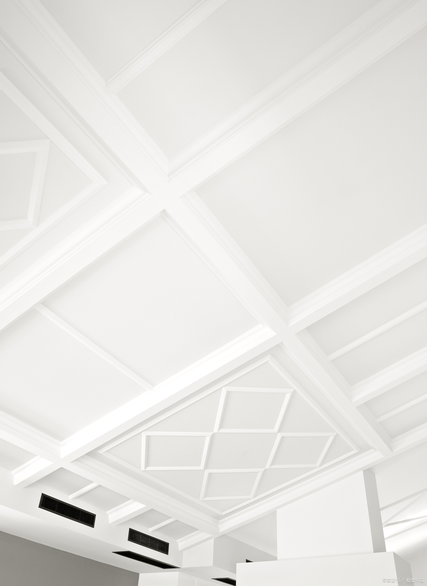 吊顶是一种常见的室内装饰材料,它由石膏板制成,用于在建筑物的天花板