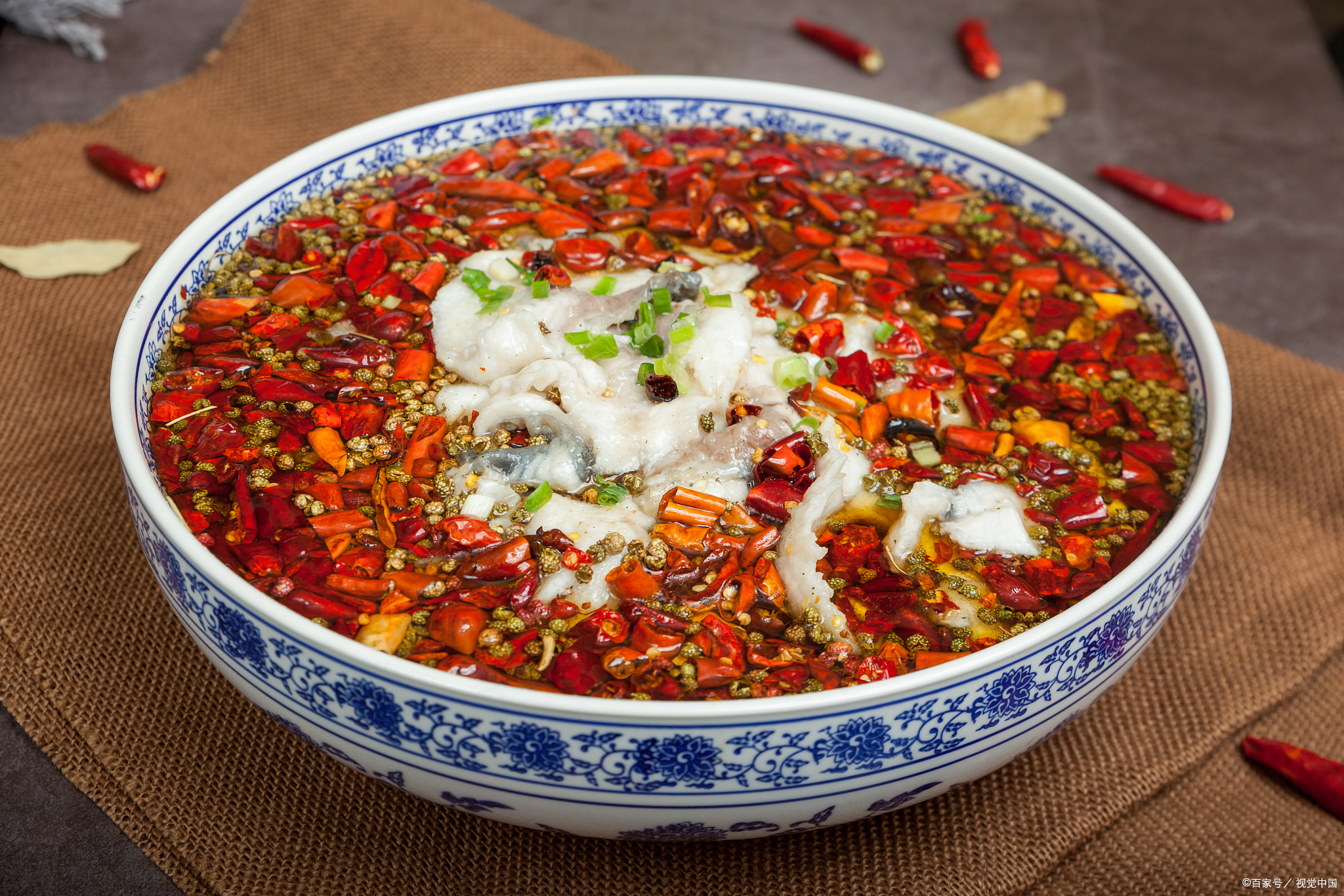 水煮鱼片是川菜中的一道经典名菜,其麻辣鲜香,滑嫩可口的特点深受人们