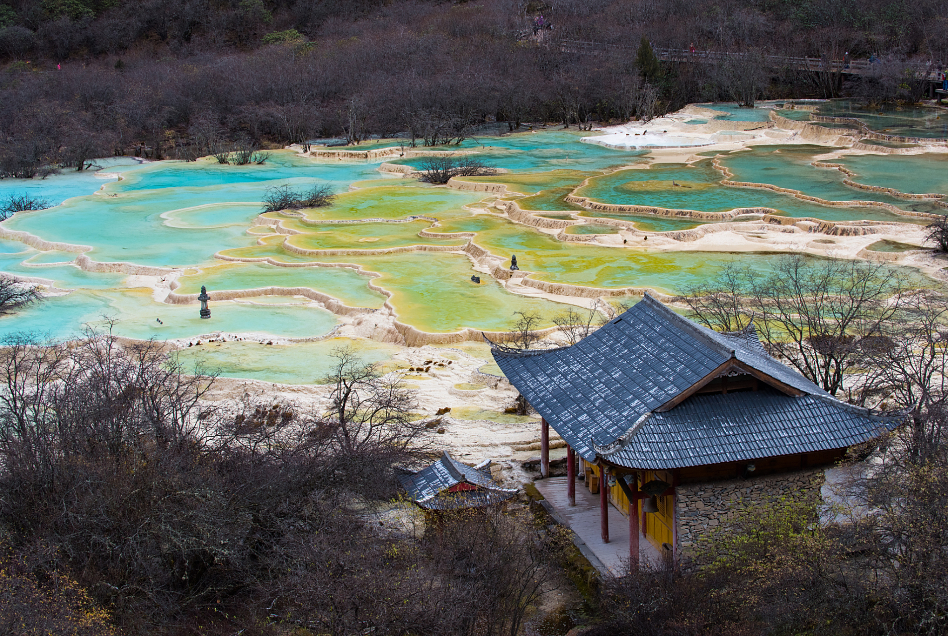 四川黄龙风景名胜区位于四川阿坝藏族羌族自治州松潘县,以其高原风光