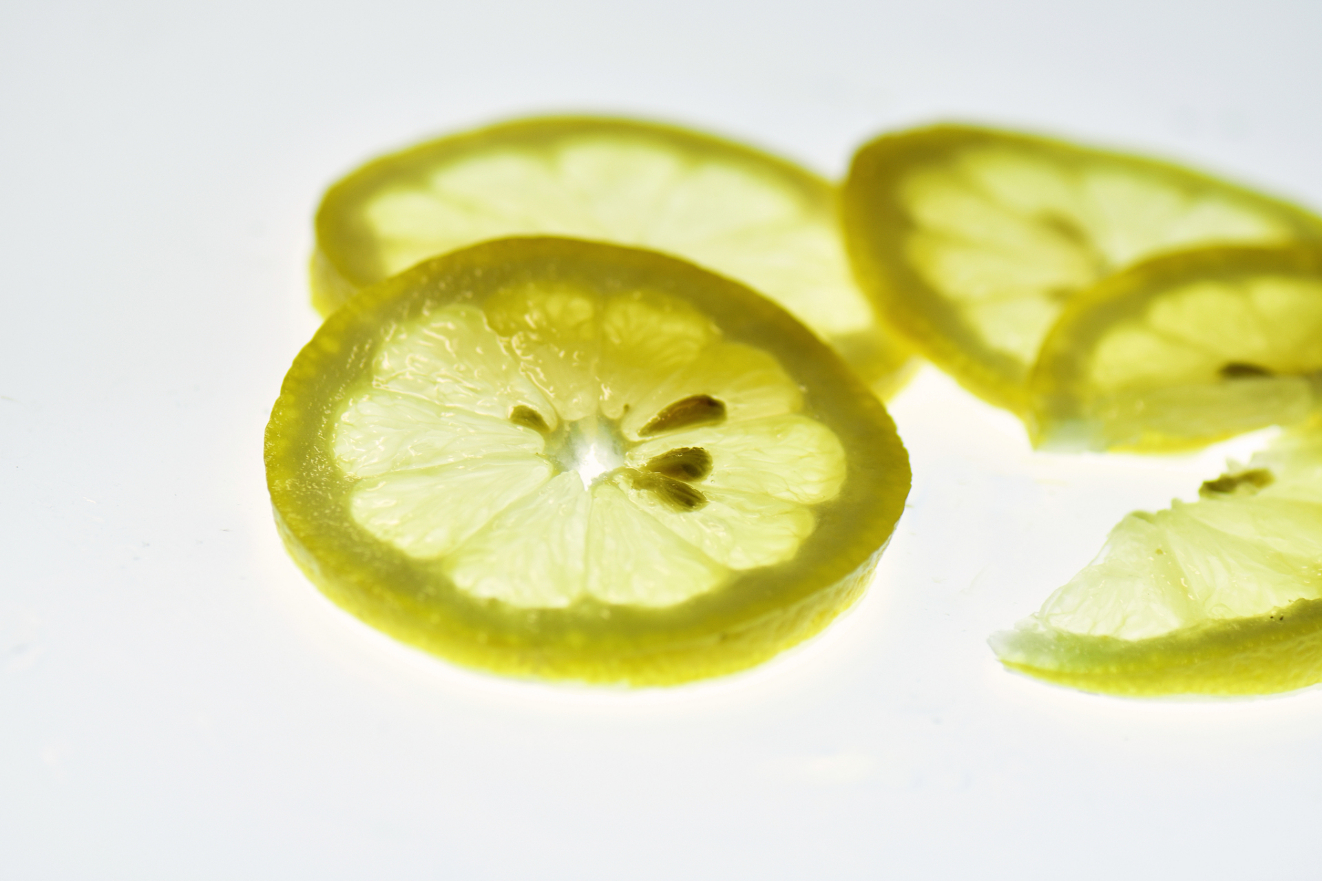 冻干柠檬片(freeze-dried lemon slices)是将柠檬片冷冻并去水分,以