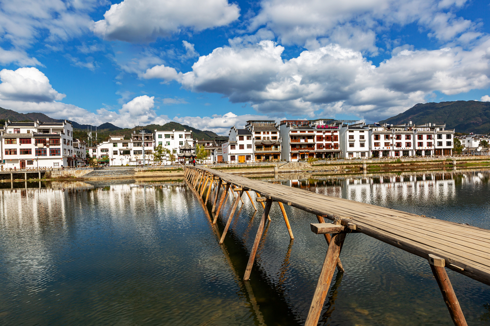 省淳安县的西南方向,有一个拥有着800多年历史的古村庄,它就是下姜村