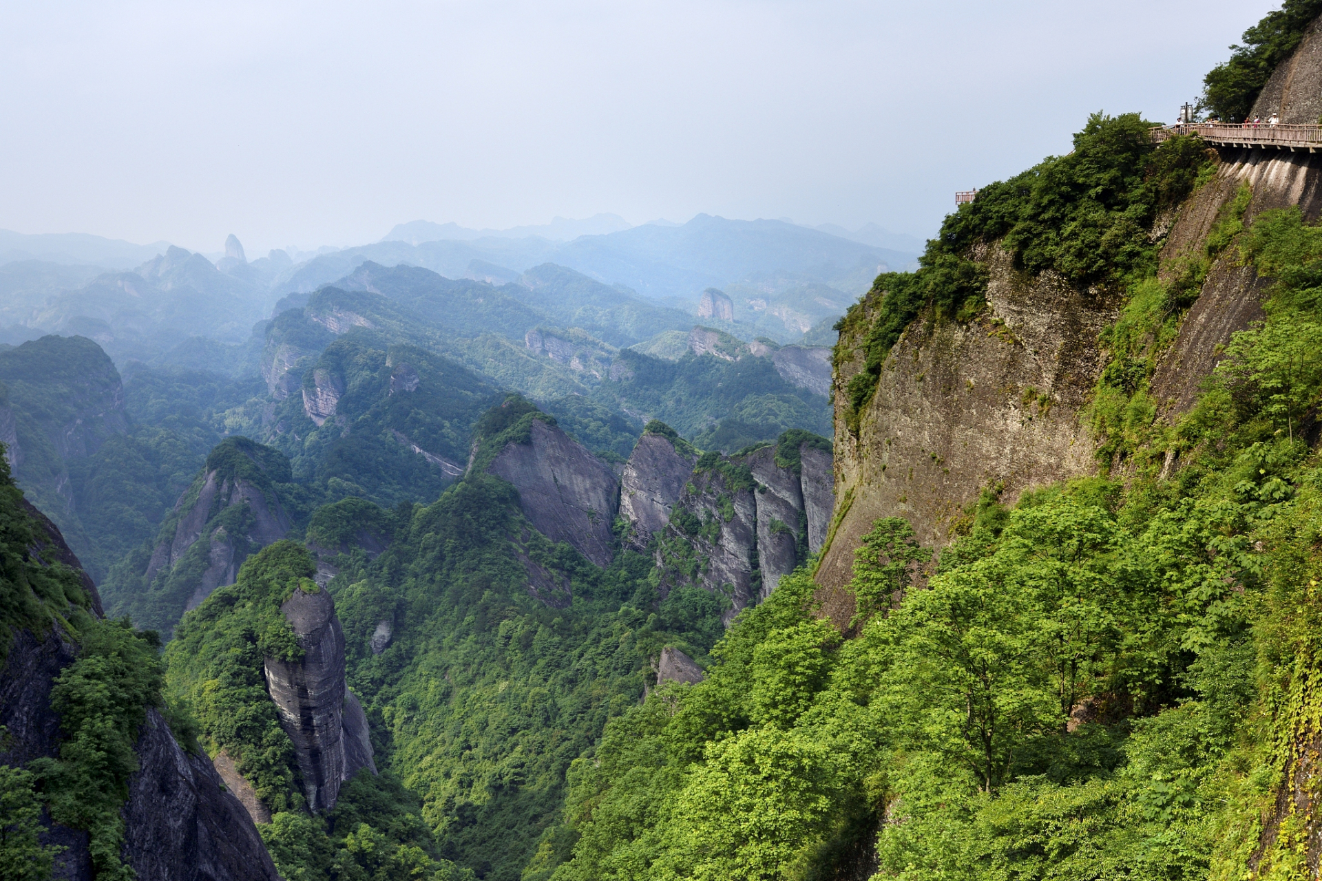 雁荡山位于温州市乐清市,是一个山势雄伟,风景秀丽的山区.