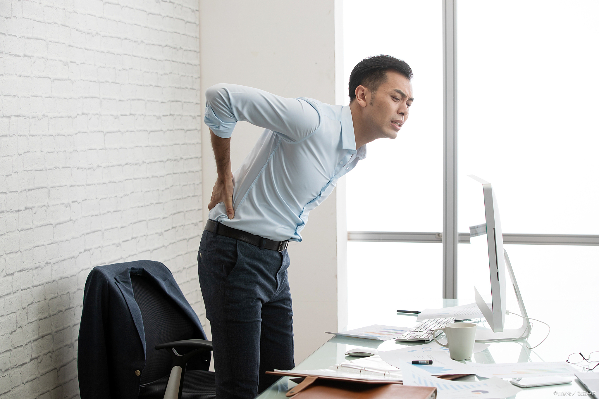 26岁就得了腰椎间盘突出?这个病要怎么治疗?骨科医生回答