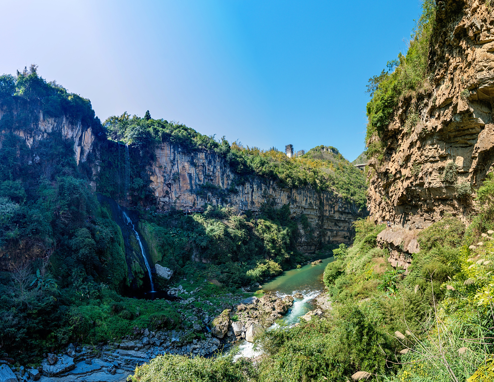 马岭河峡谷位于中国贵州省兴义市,是国家级重点风景名胜区,国家aaaa级