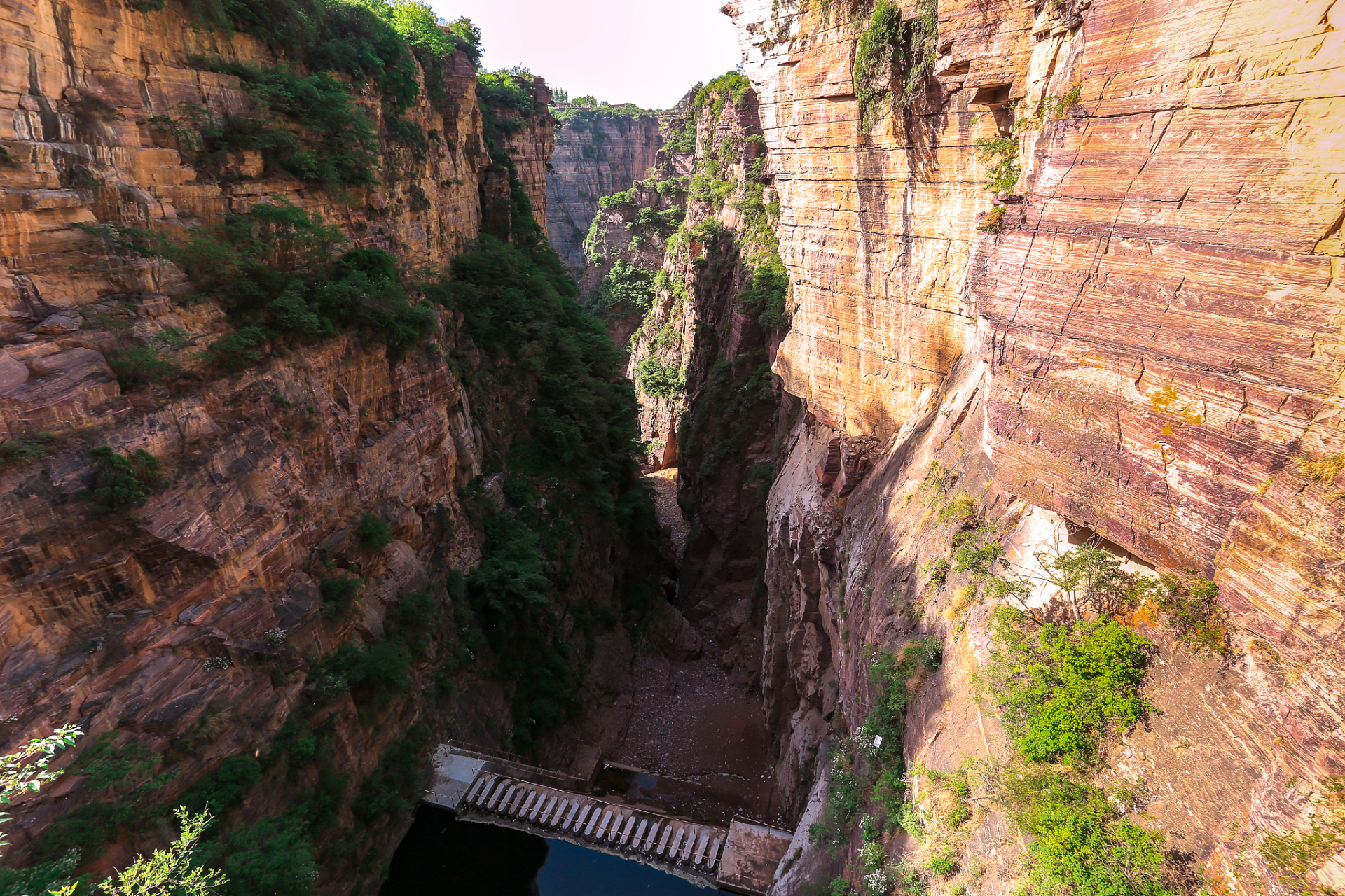 洪崖大峡谷位于山西省晋中市灵石县,是太岳山国家森林公园十大名胜之