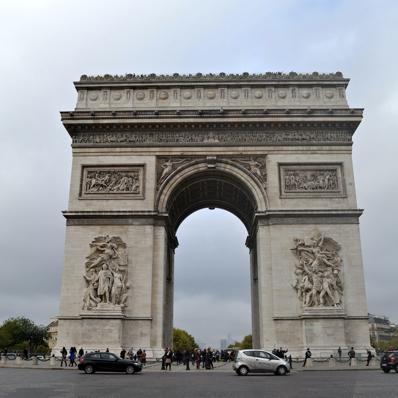 凯旋门是巴黎市中心的标志性建筑,每年吸引大量游客.