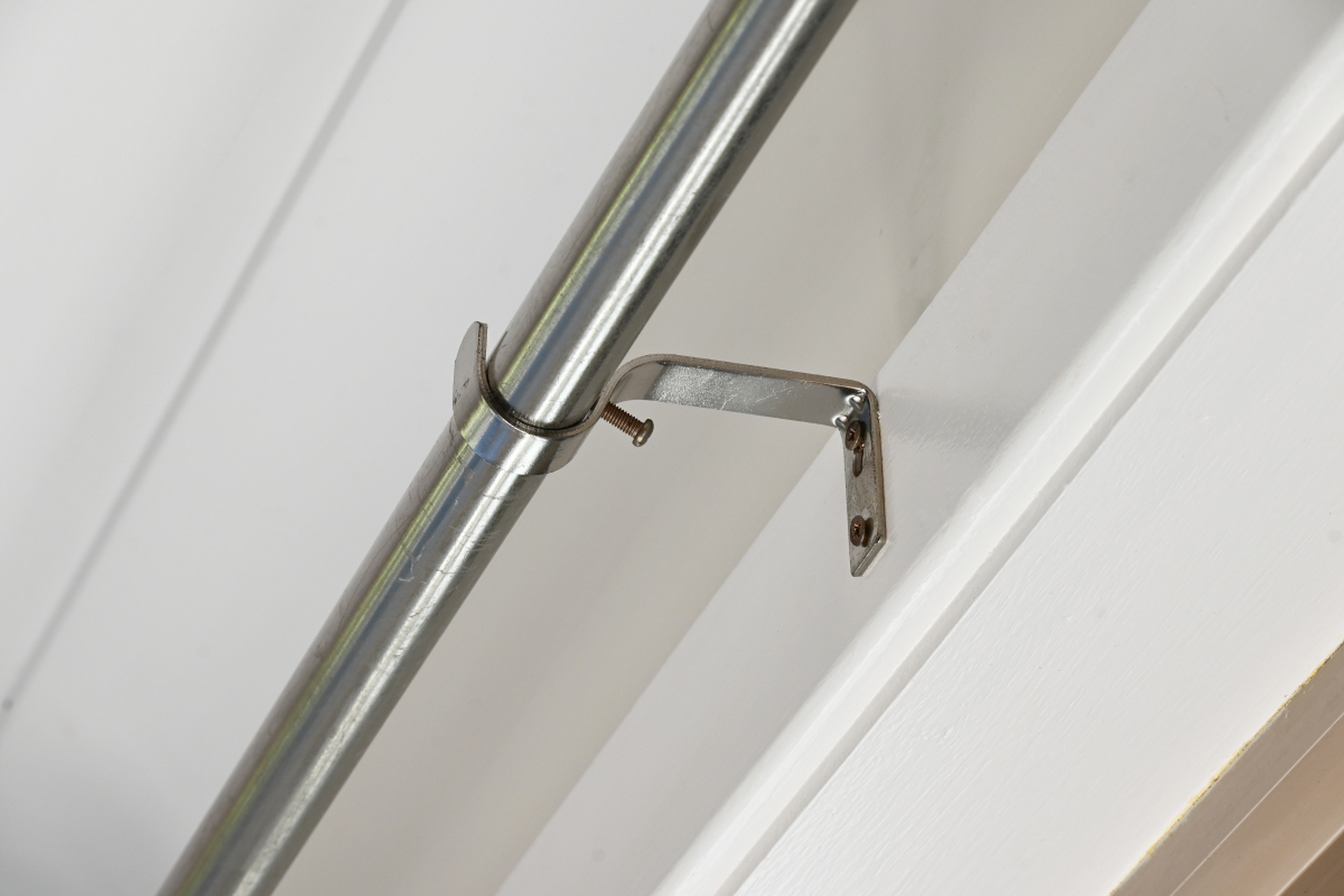 钢制板式暖气片挂钩承重强,安装位置需坚固,与暖气片匹配,避免遮挡