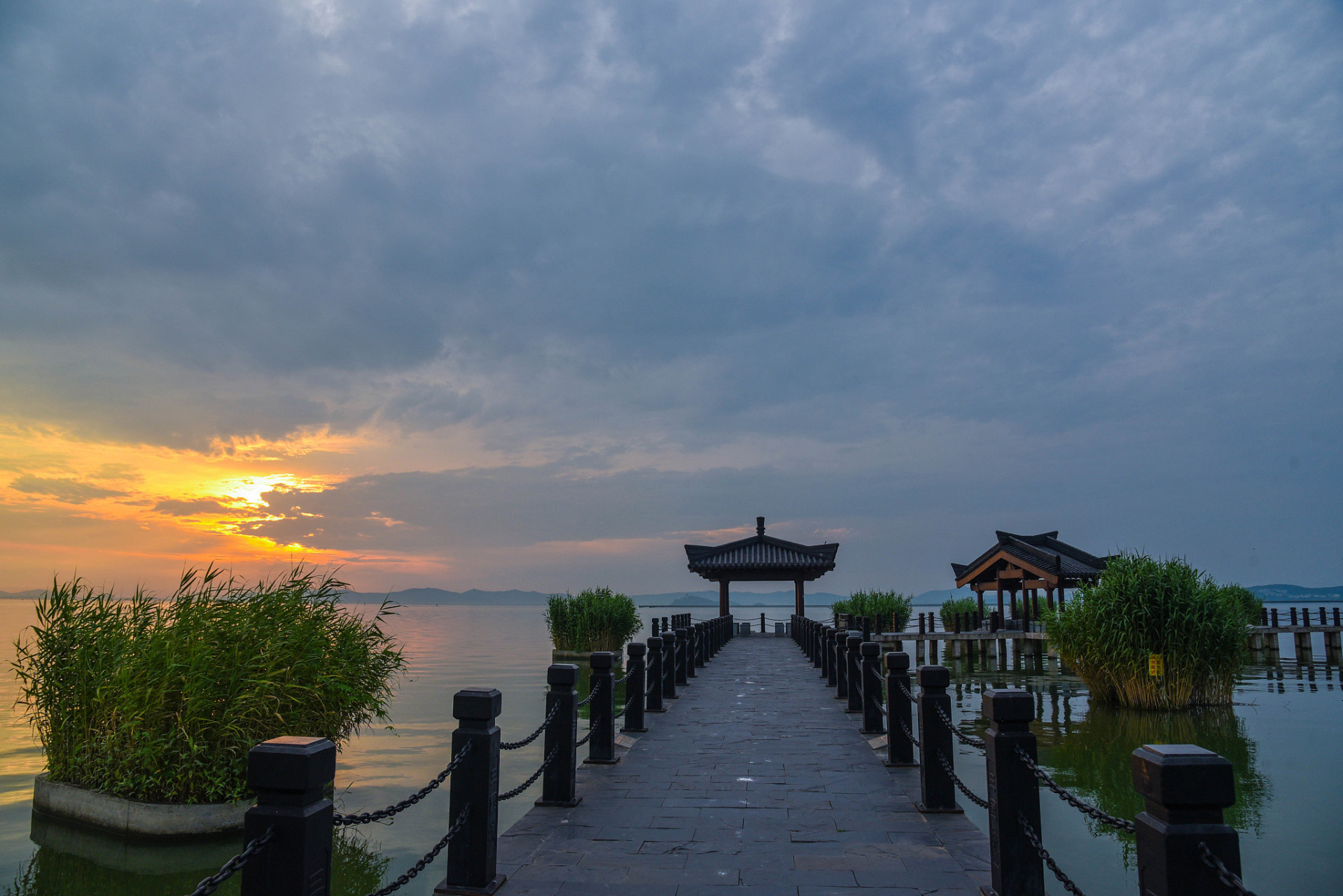 安徽巢湖风景区位于安徽省巢湖市,是巢湖市的标志性景点之一.