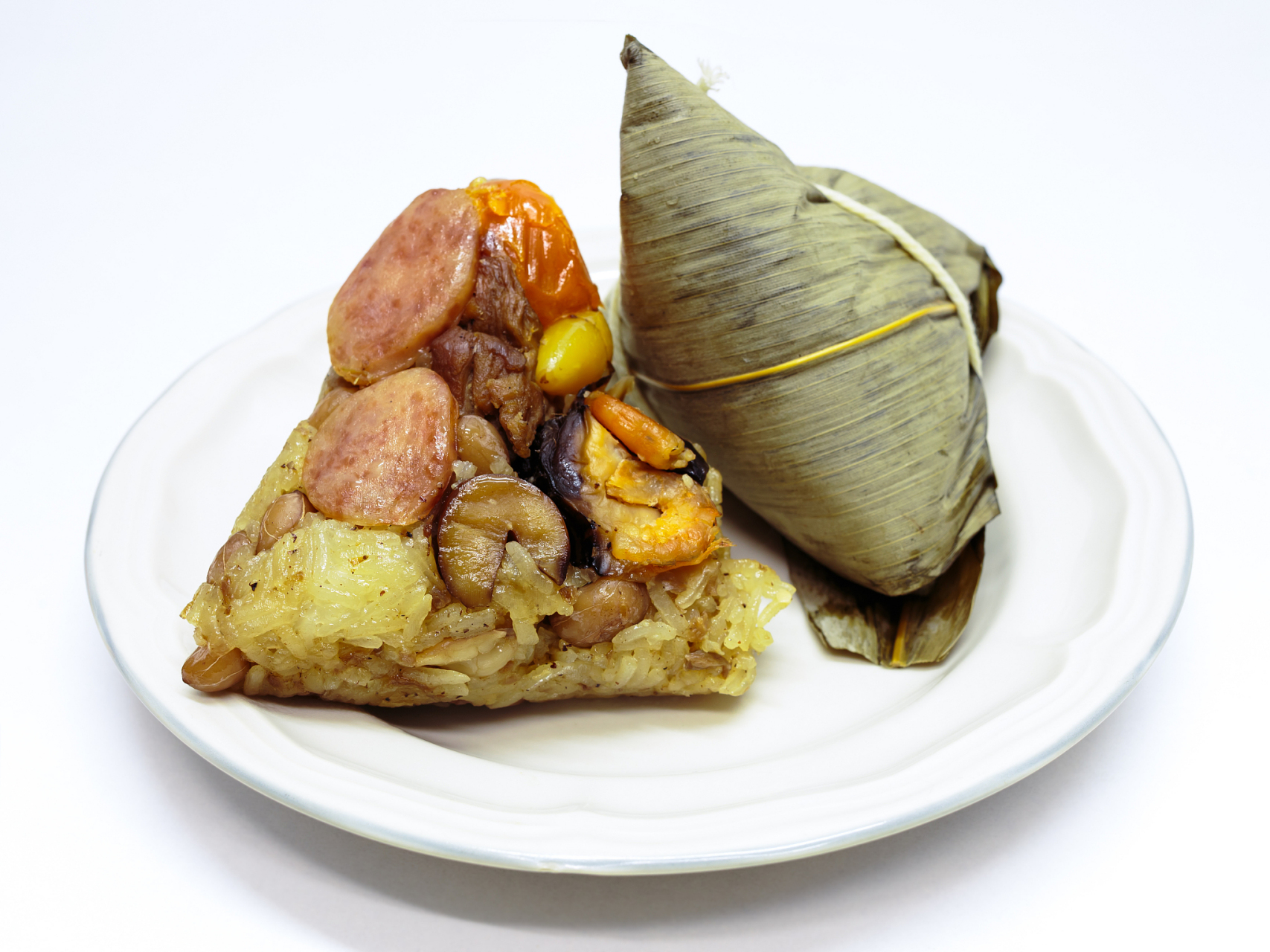 闽南小吃,烧肉粽,主要由糯米和馅料制作而成.