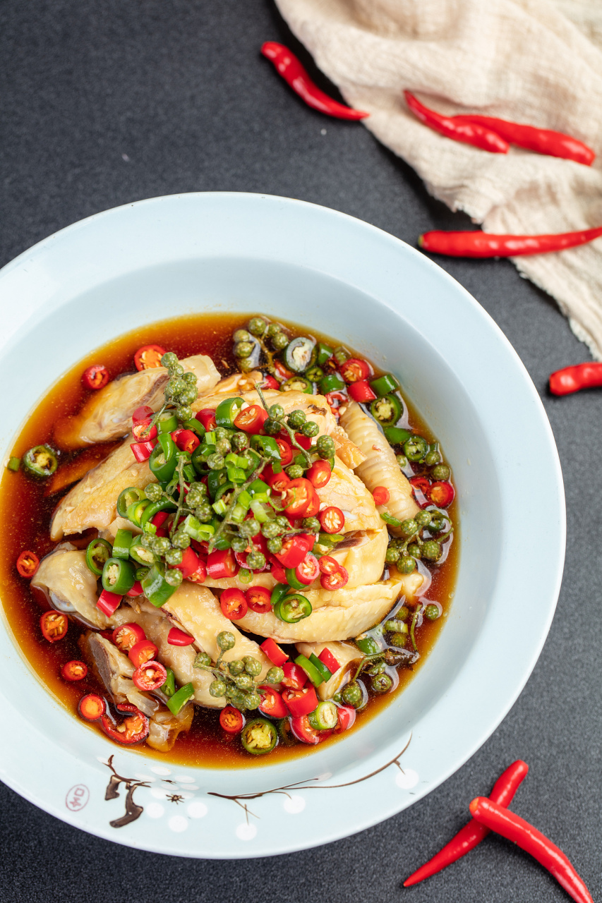 今天,我来分享下椒麻口水鸡的做法,让您在家中也能品尝到这道美味的