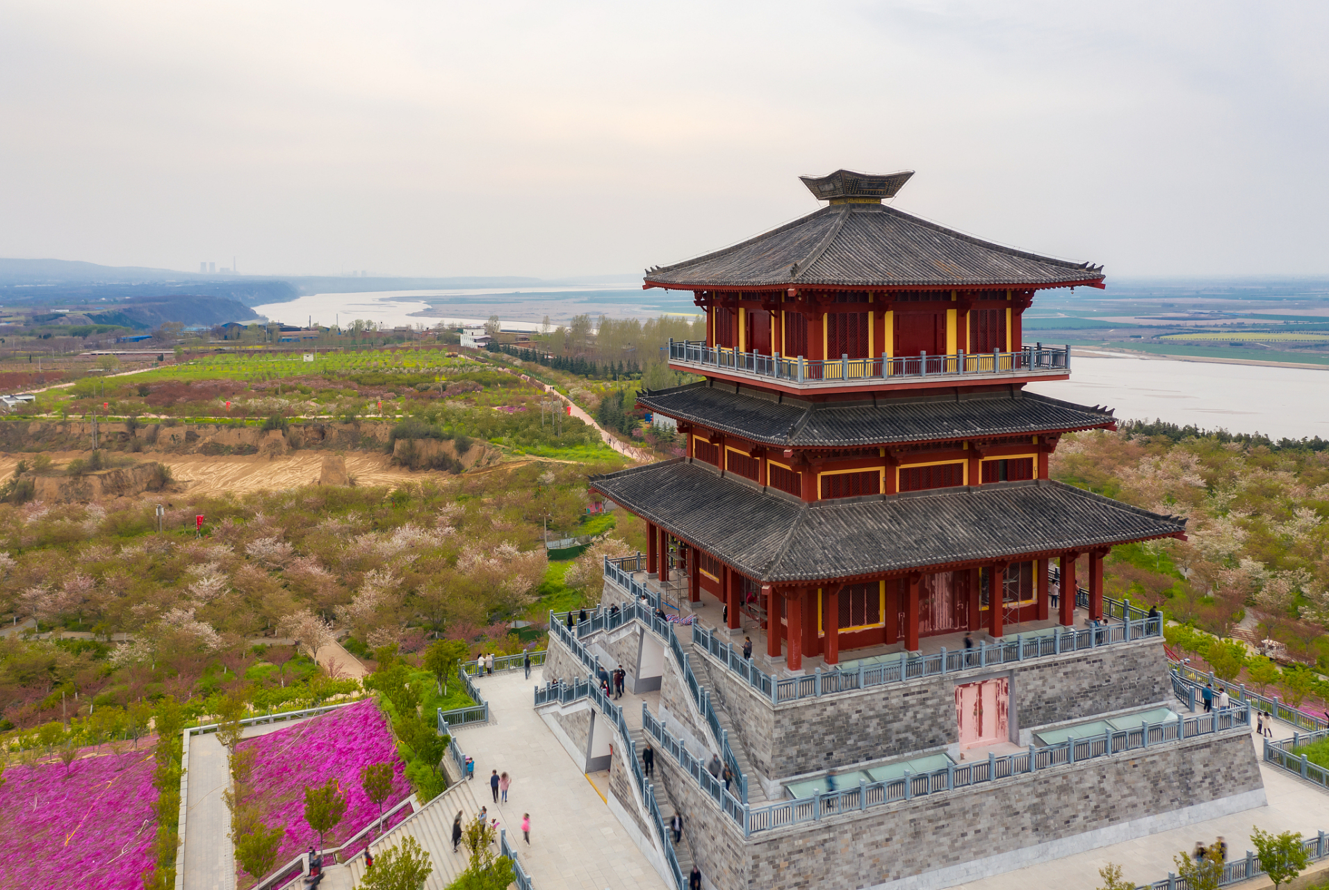 这个旅游区位于郑州市西北,距离郑州市区约一个半小时车程.