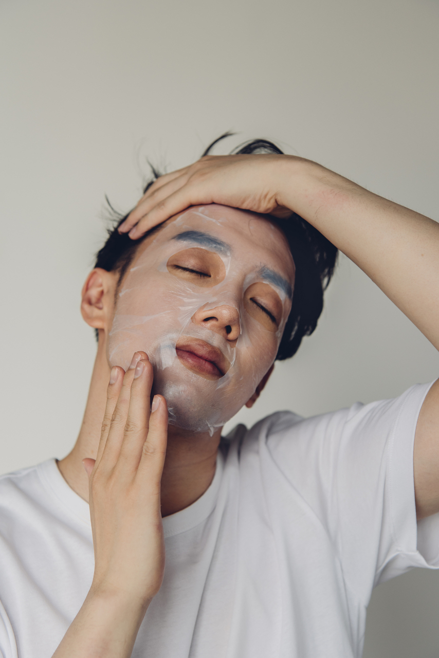 男士面膜怎么选择? 首先,男人用面膜,最好选择能清除油脂的