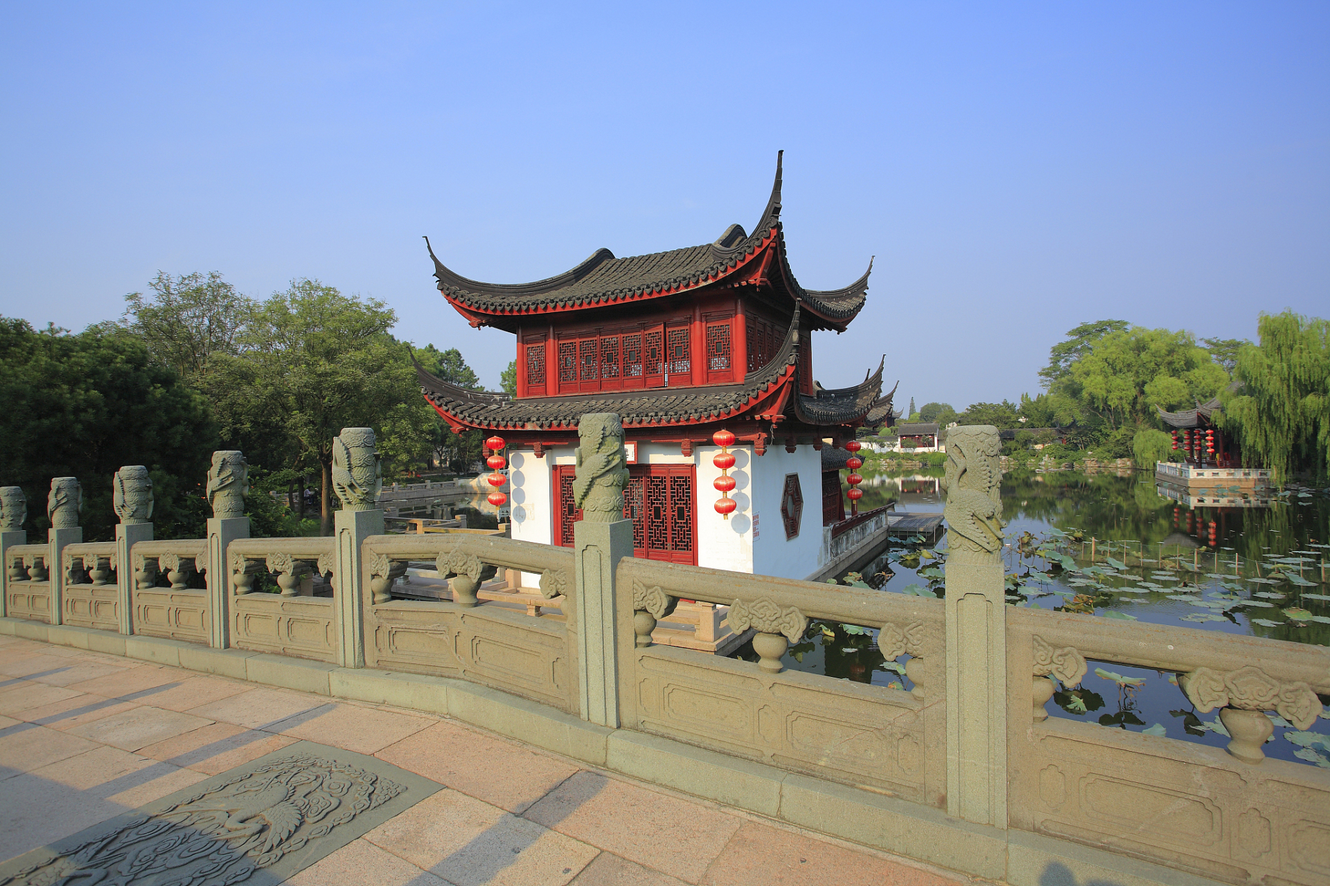 其中较知名的是位于江苏省徐州市云龙山之巅的放鹤亭