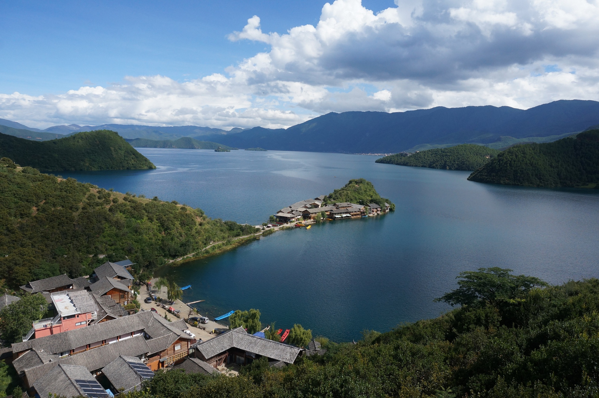 泸沽湖:泸沽湖位于四川省凉山彝族自治州盐源县与云南省丽江市宁蒗