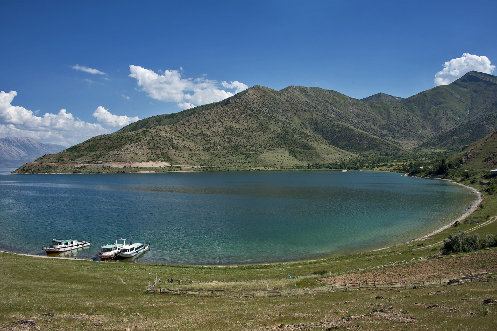 推荐夏天旅游目的地:西藏亚东县堆纳村的"多情湖"!
