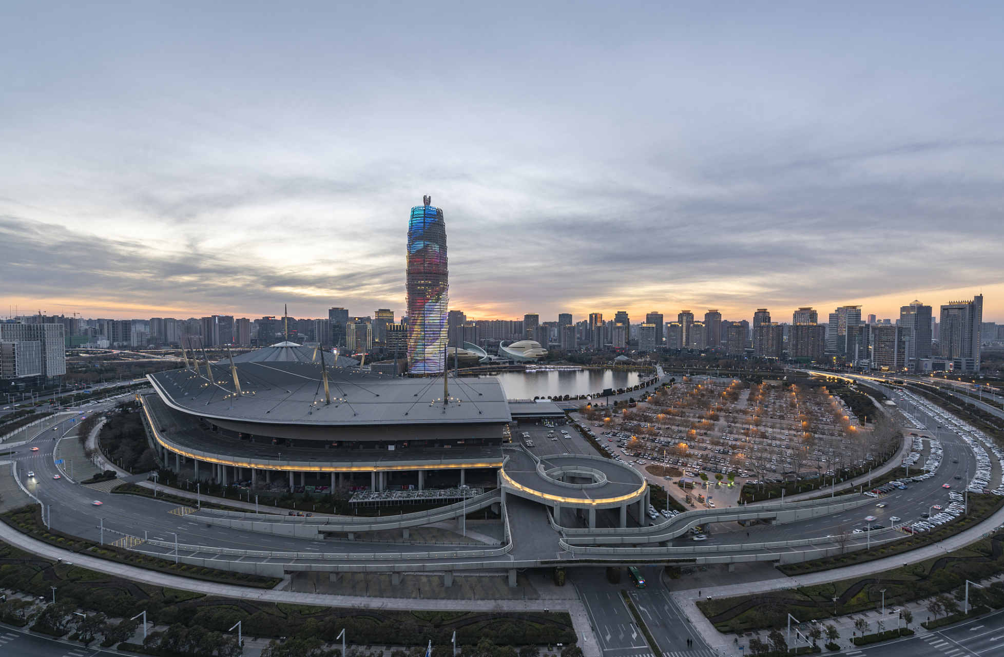 这座会展中心位于郑州市中心地带,是中原地区最具国际化的展览和会议