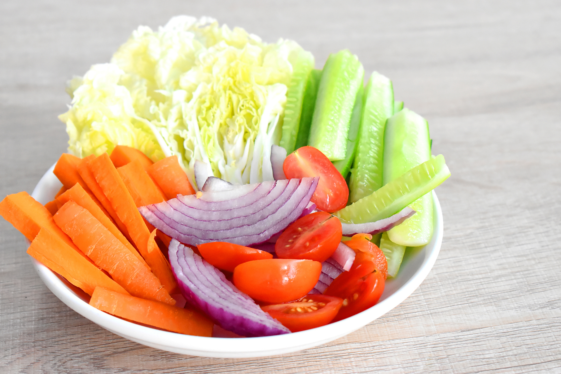 胡萝卜富含胡萝卜素,膳食纤维,维生素a等营养元素,适量吃可帮助保护