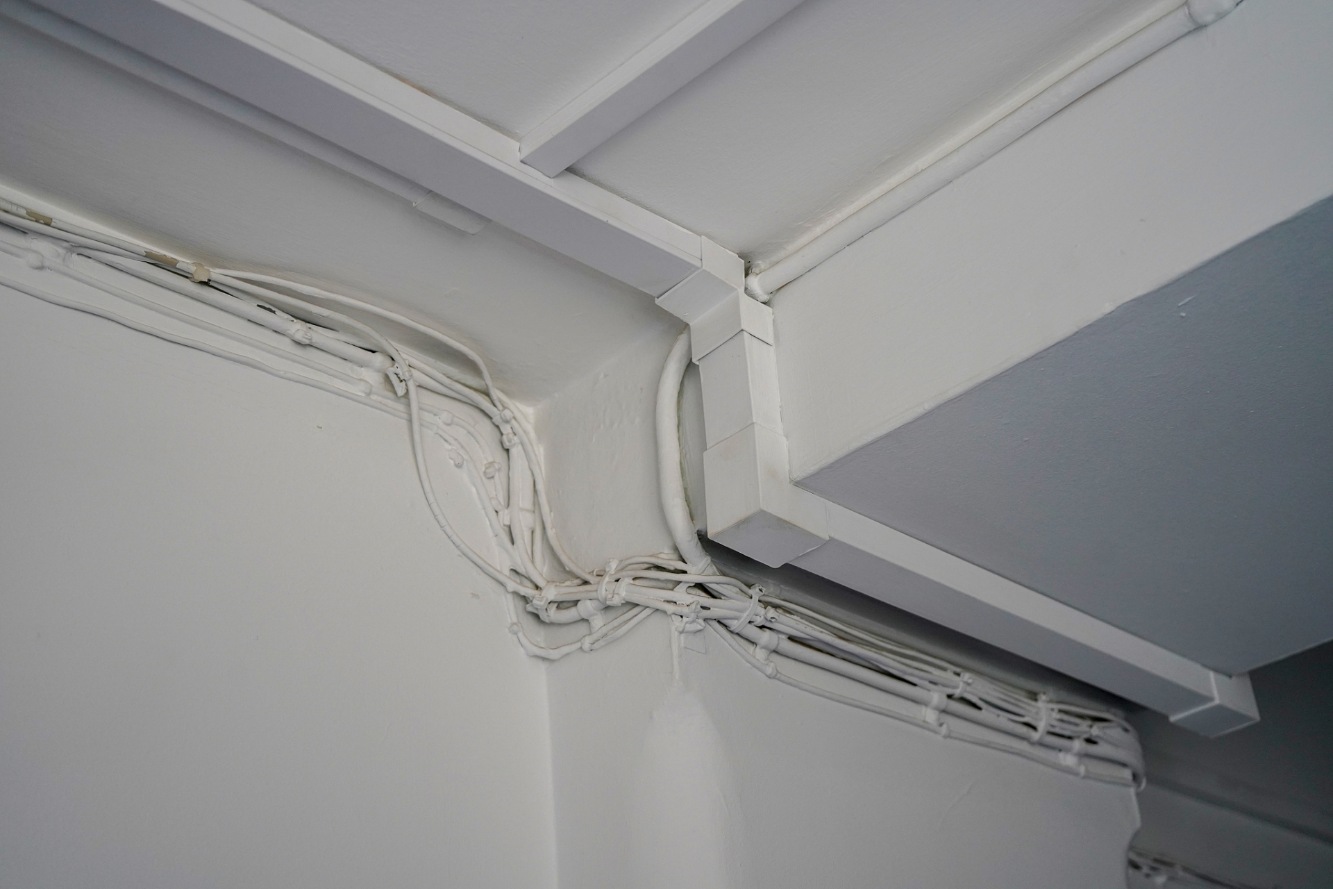 而如何快速且稳定地固定明装线槽,需要一些专门的技巧和方法.