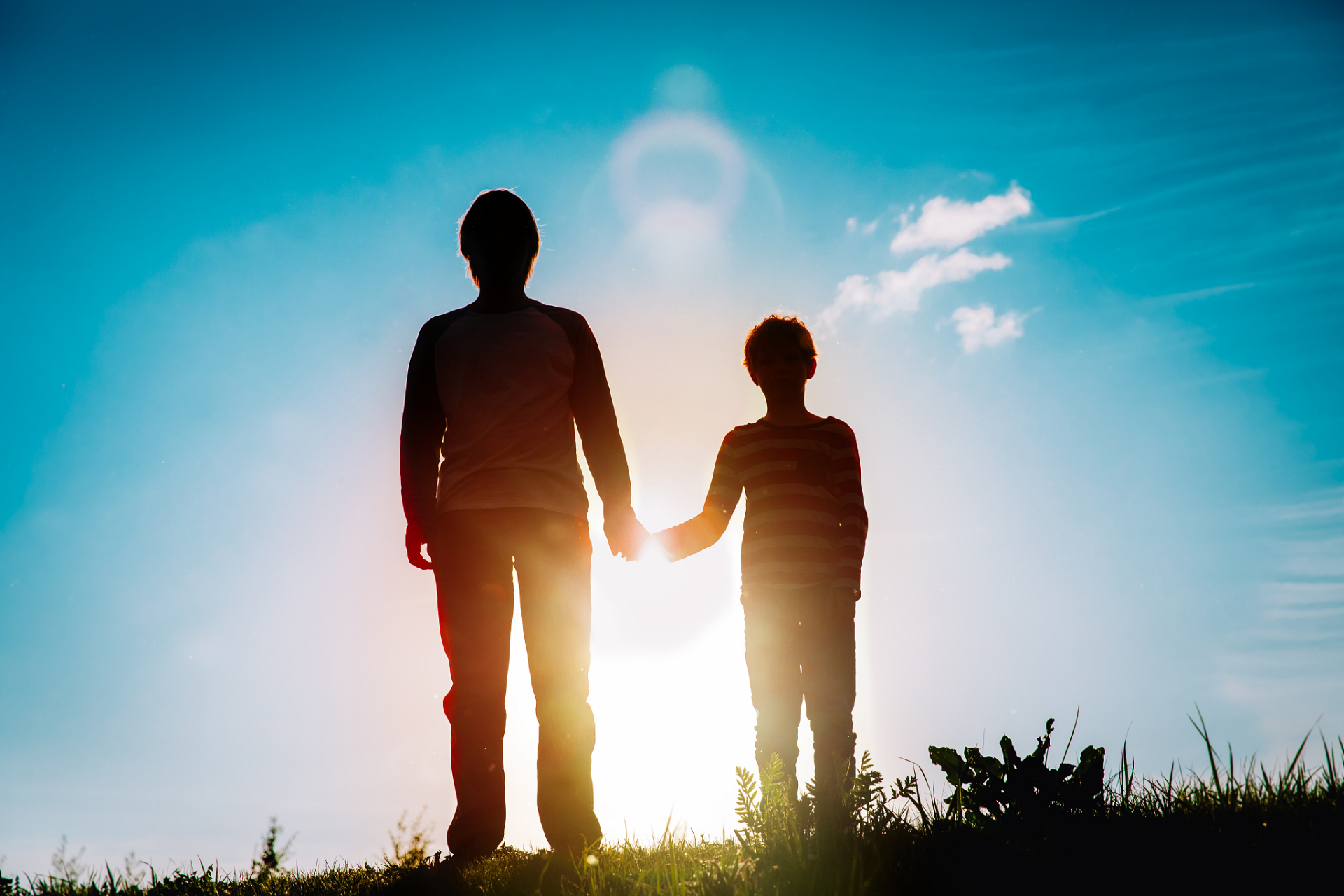 "  儿子抬头望了一眼,压根没在意父亲的心思,只是随口回答:"