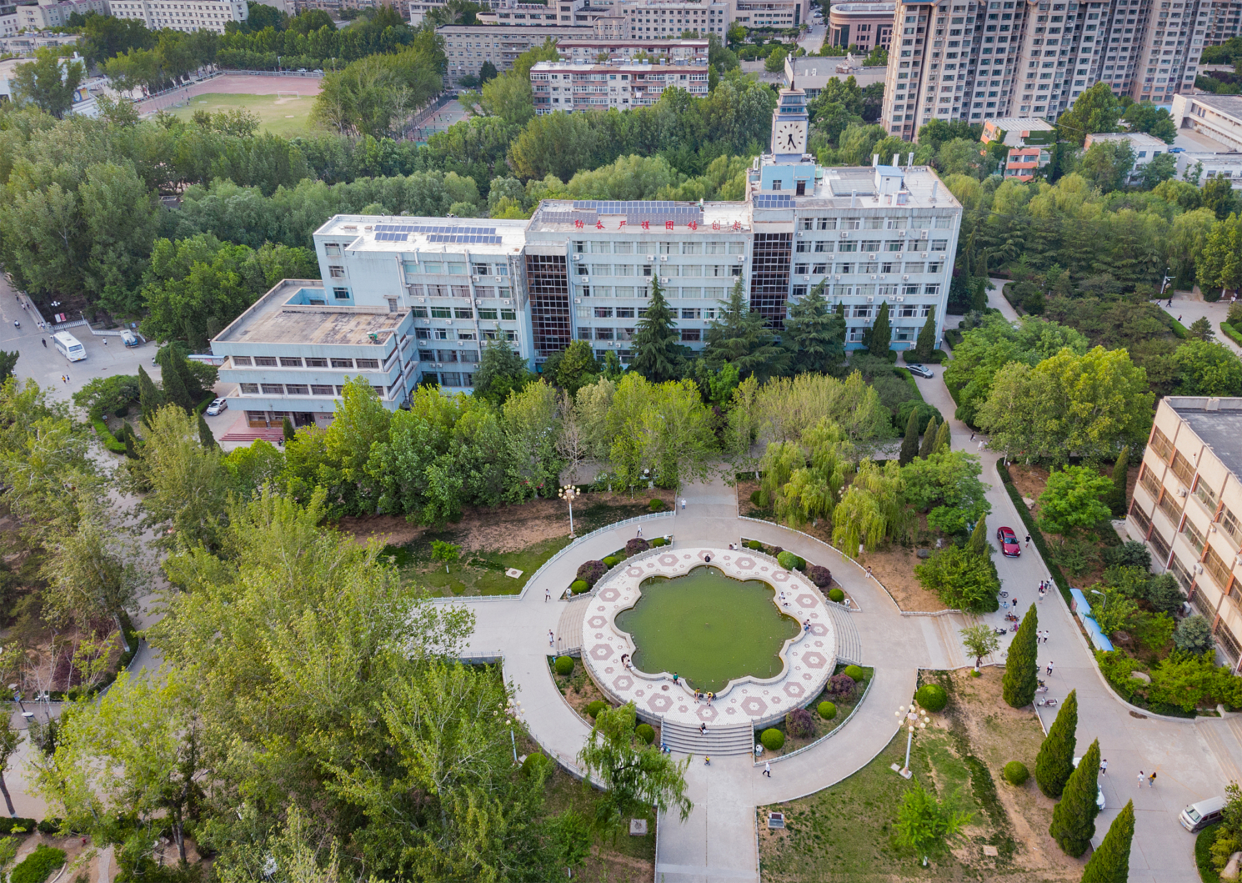 这一事件引起了学校的高度重视,我们第一时间成立了工作组进行调查